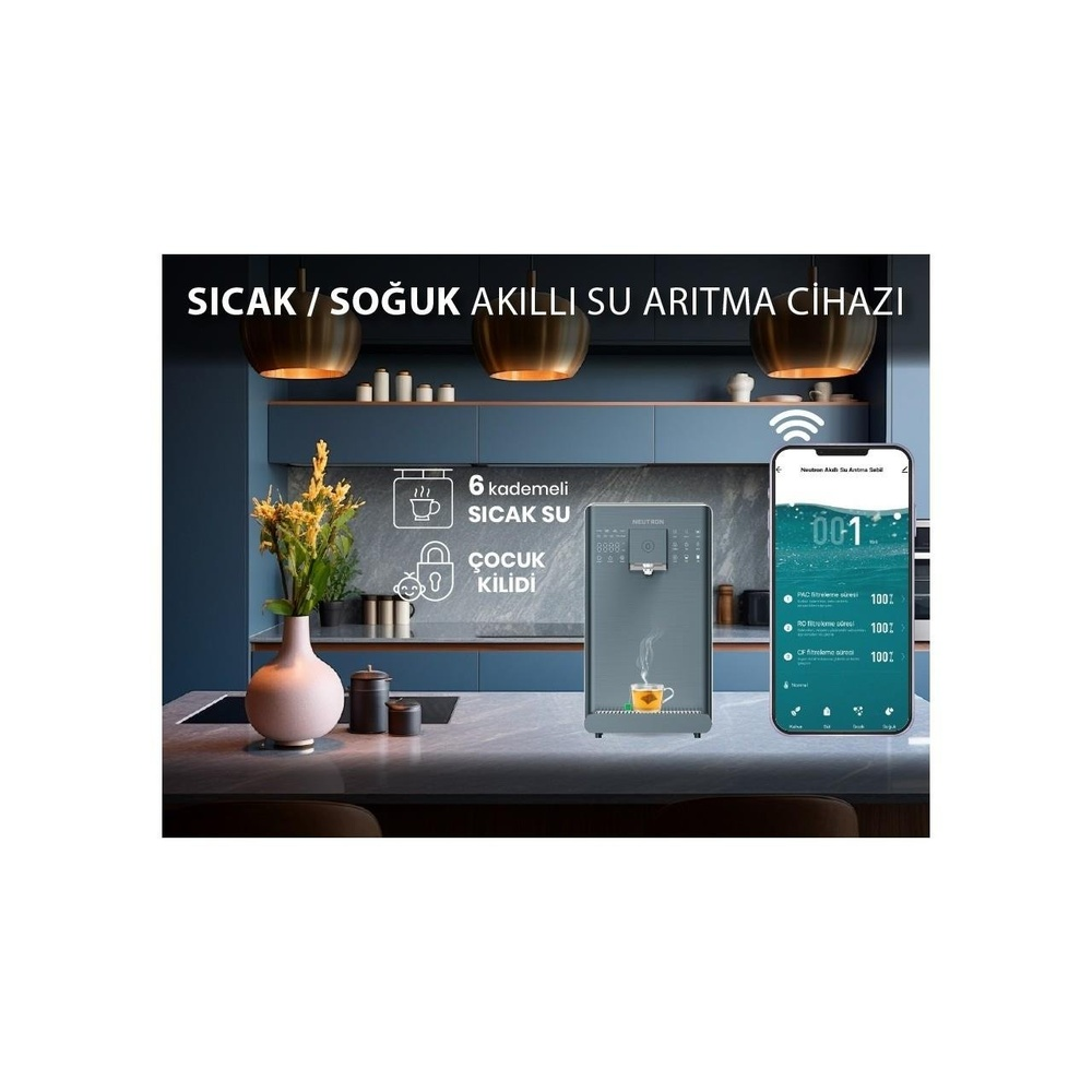 Verileri gösteren bir telefonla akıllı bir su arıtıcısı. Bardak çayın altında. Solda bir vazoda çiçekler.