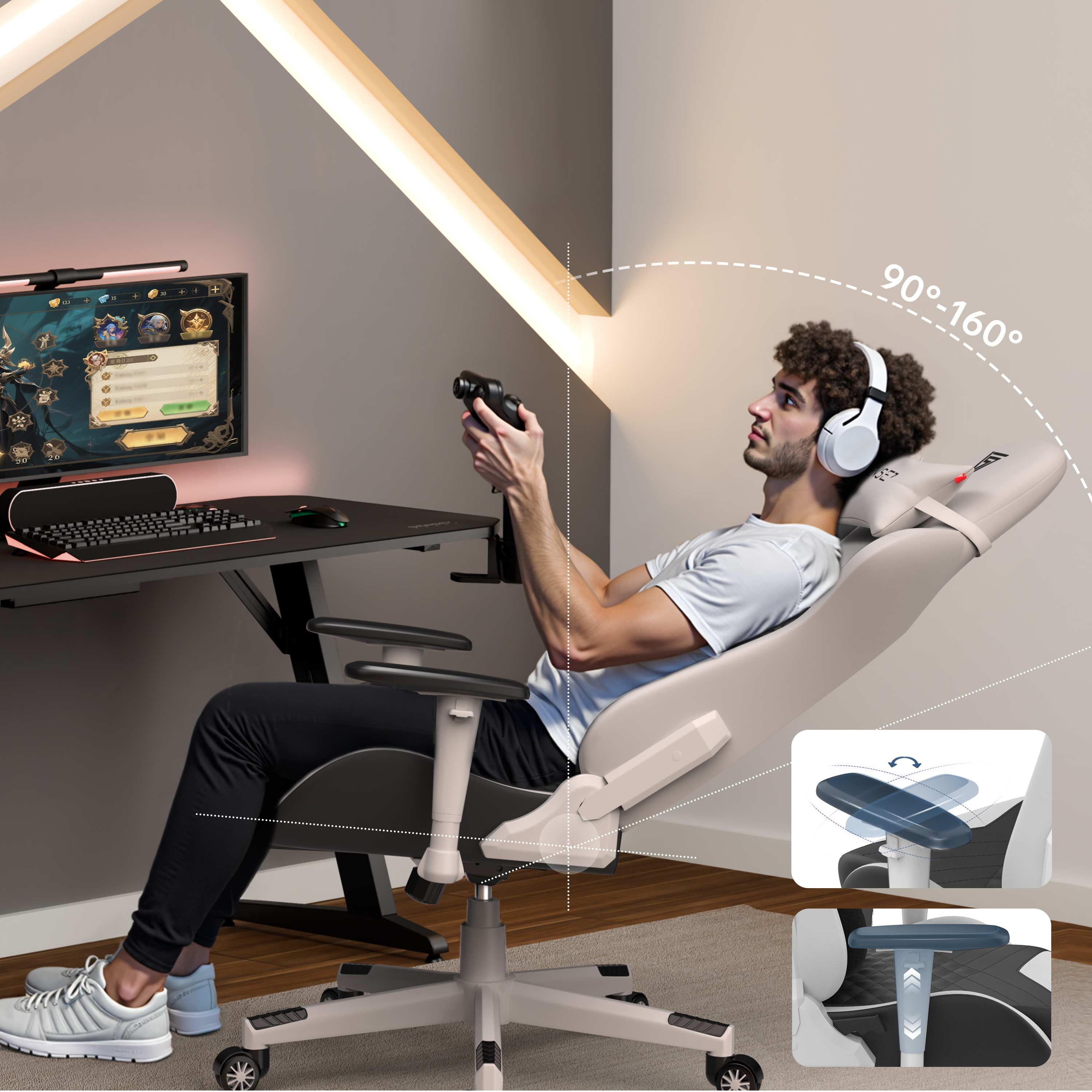 Ein Mann in einem Gaming-Stuhl spielt ein Spiel am Computer. Der Stuhl ist beige, und der Mann trägt Kopfhörer. Links ist ein Schreibtisch.