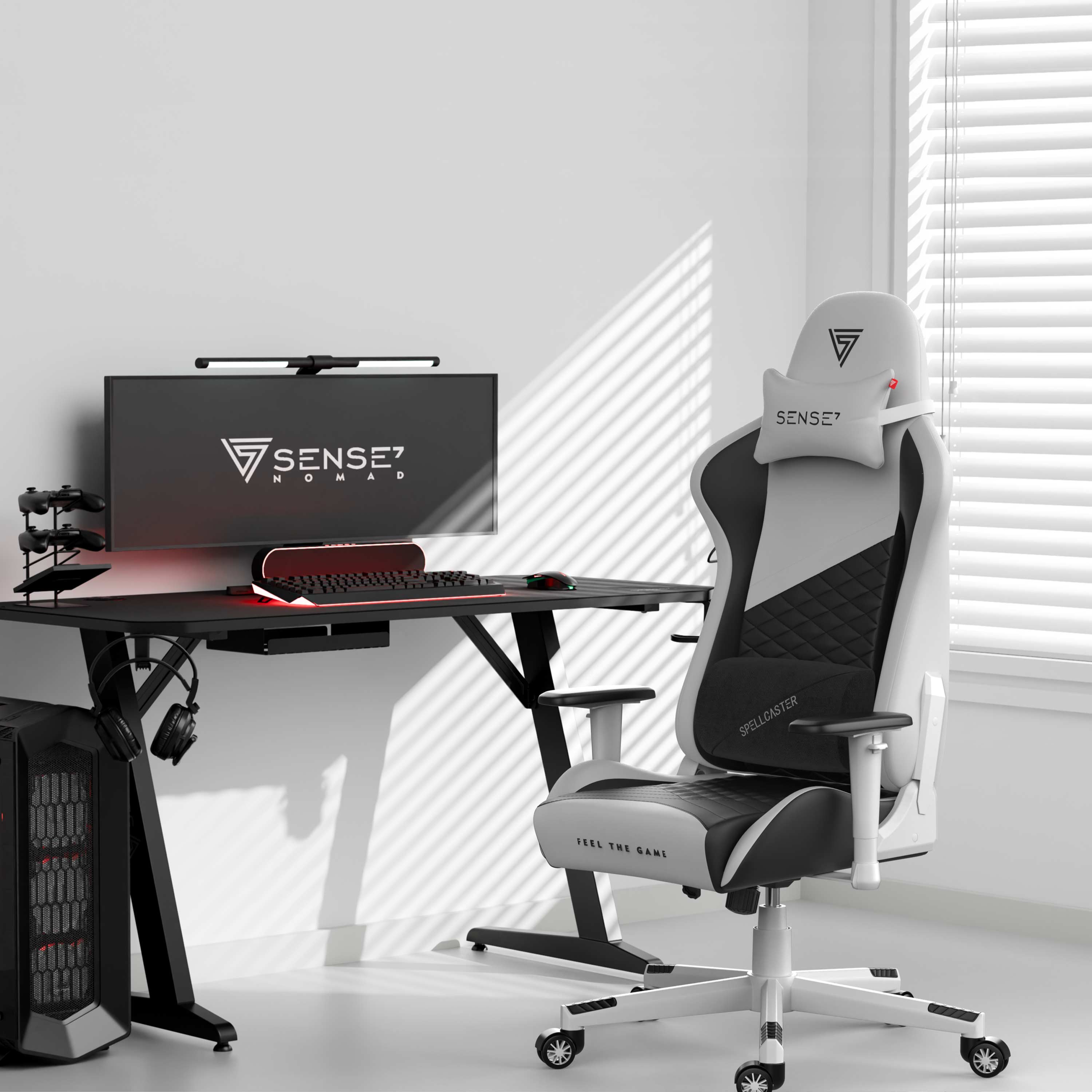 Gaming-Setup mit Schreibtisch, Stuhl, Monitor und PC. Der Stuhl hat eine Kopfstütze, der Tisch Tastatur und Maus.
