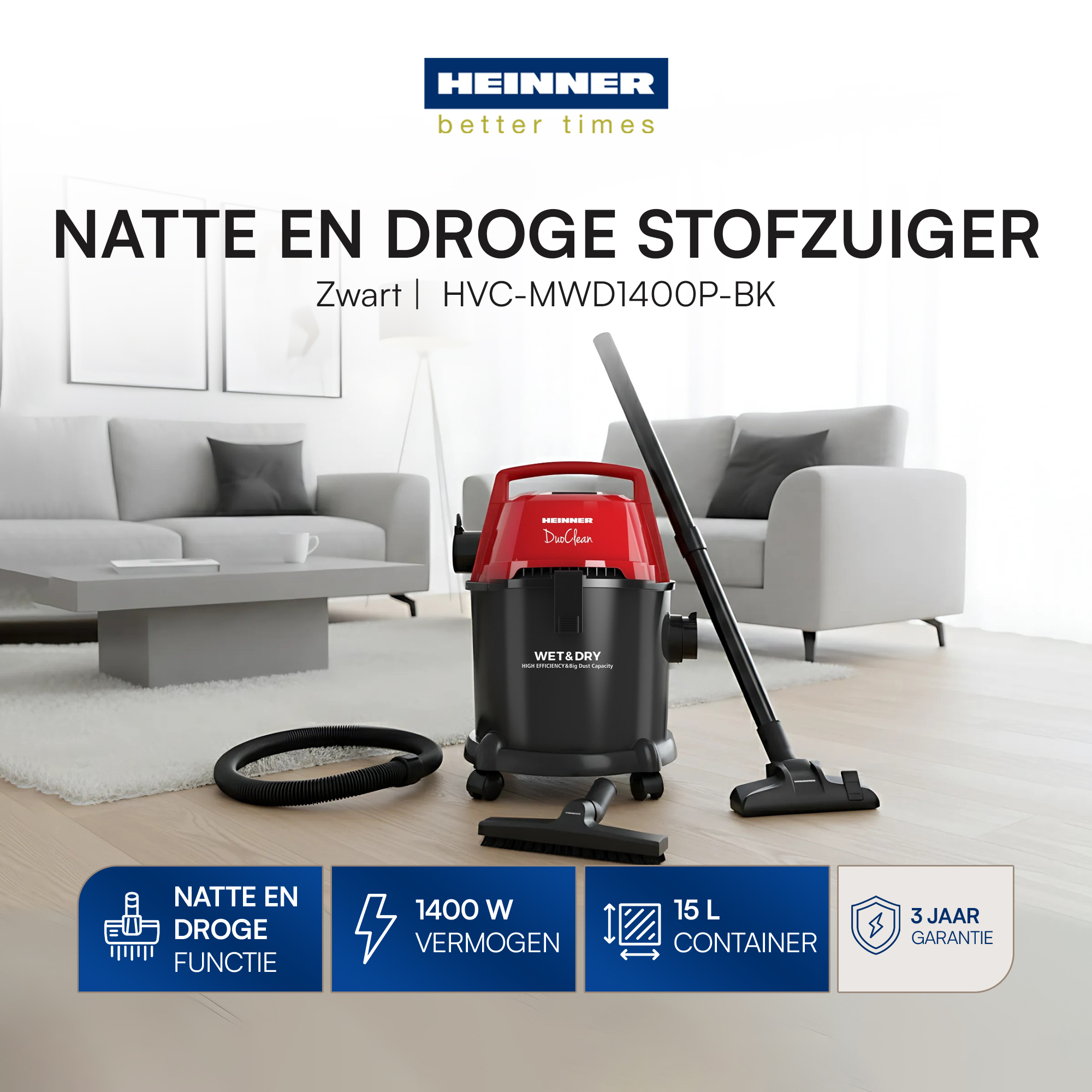 Ein rot-schwarzer Nass-/Trockensauger in einem Wohnzimmer, mit Textetiketten und einem Sofa im Hintergrund.