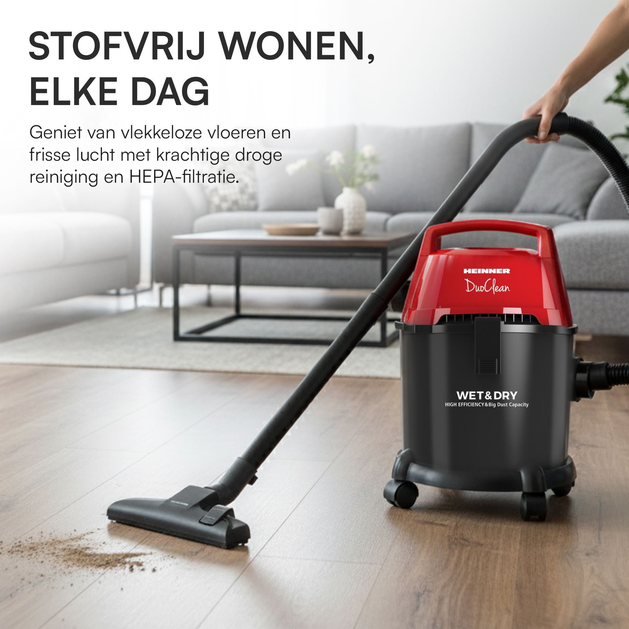 Eine Person saugt einen Holzboden mit einem schwarz-roten Staubsauger. Im Hintergrund befinden sich ein Sofa und ein Tisch.