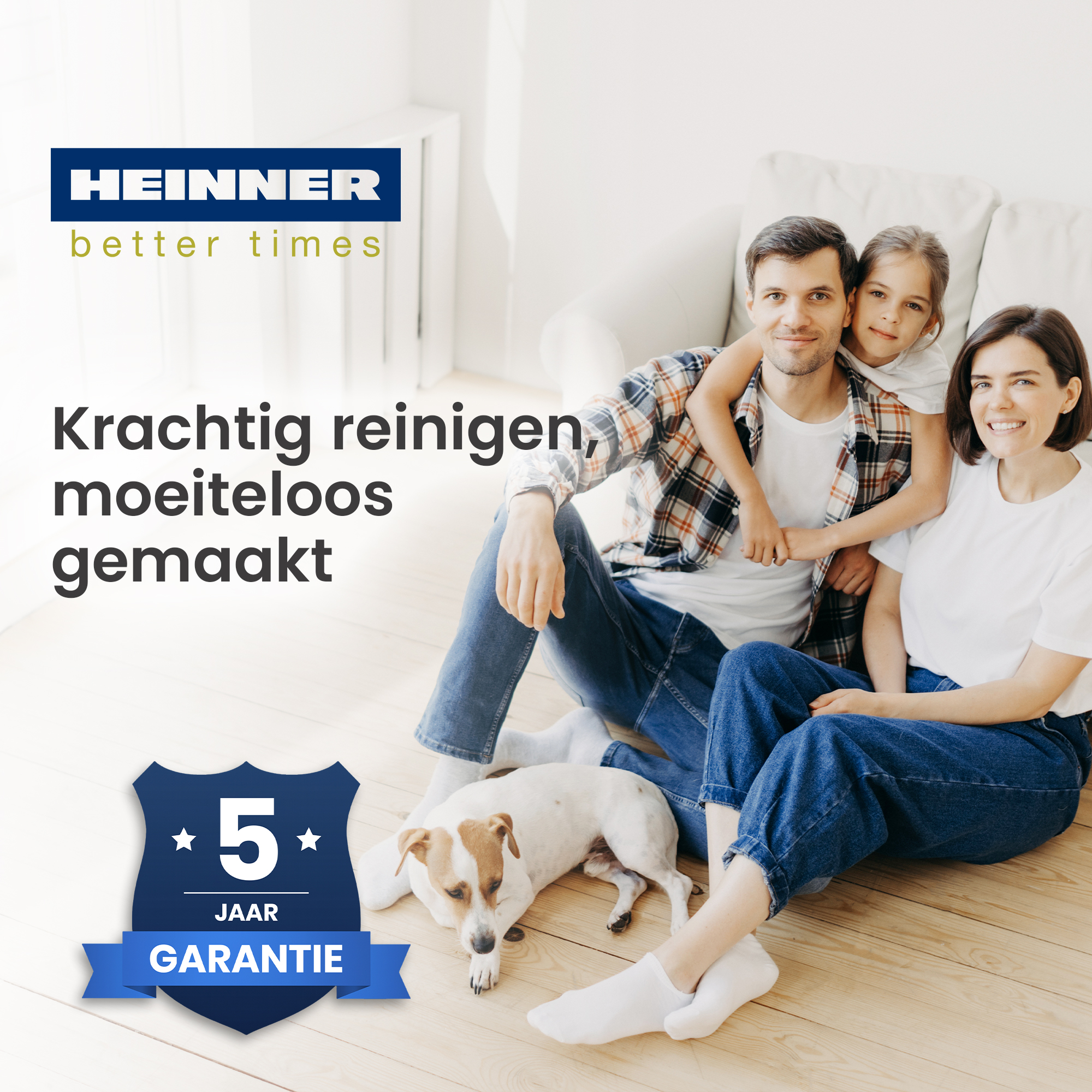 Familie sitzt mit Hund auf dem Boden. Text: Krachtig reinigen, moeiteloos gemaakt. 5 Jahre Garantie Logo.