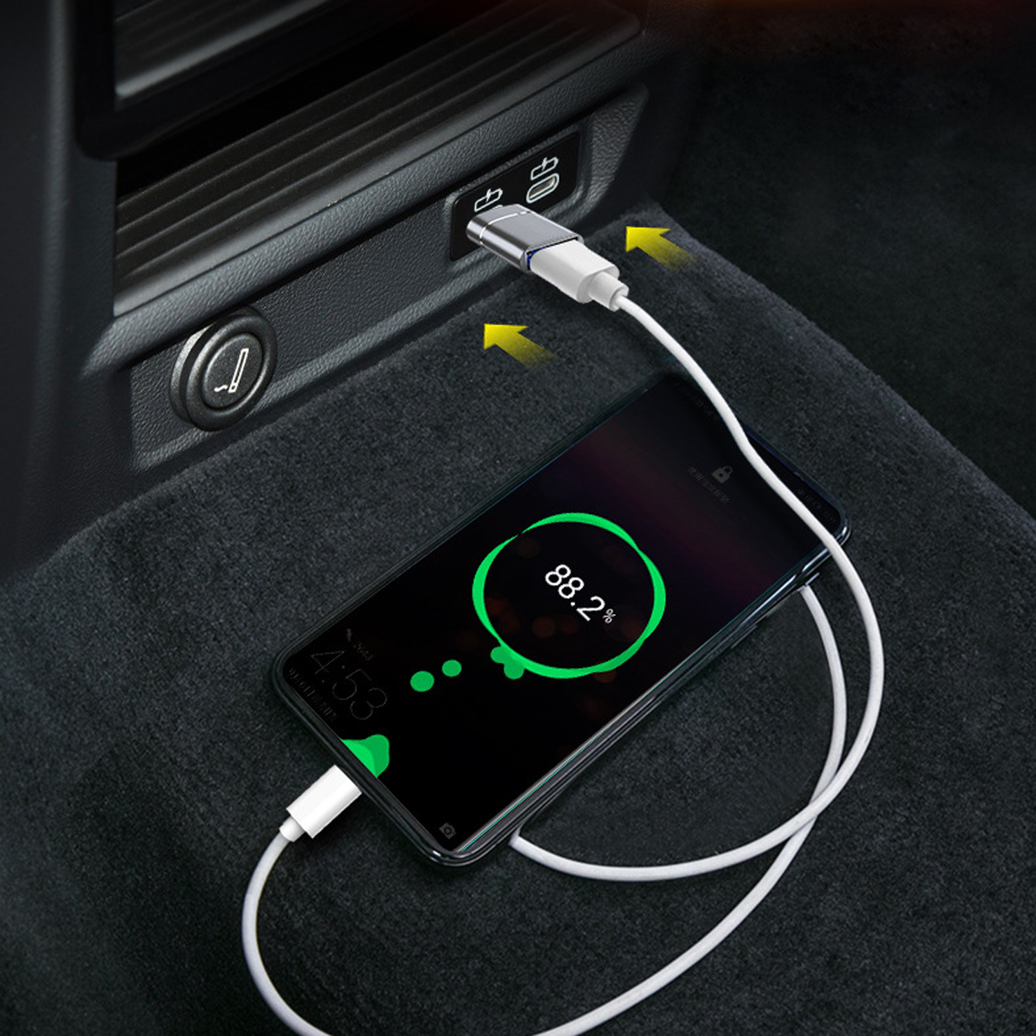 Telefon ładuje się z 88,2% baterii. Biały kabel łączy się z portem USB w samochodzie. Godzina to 4:53.