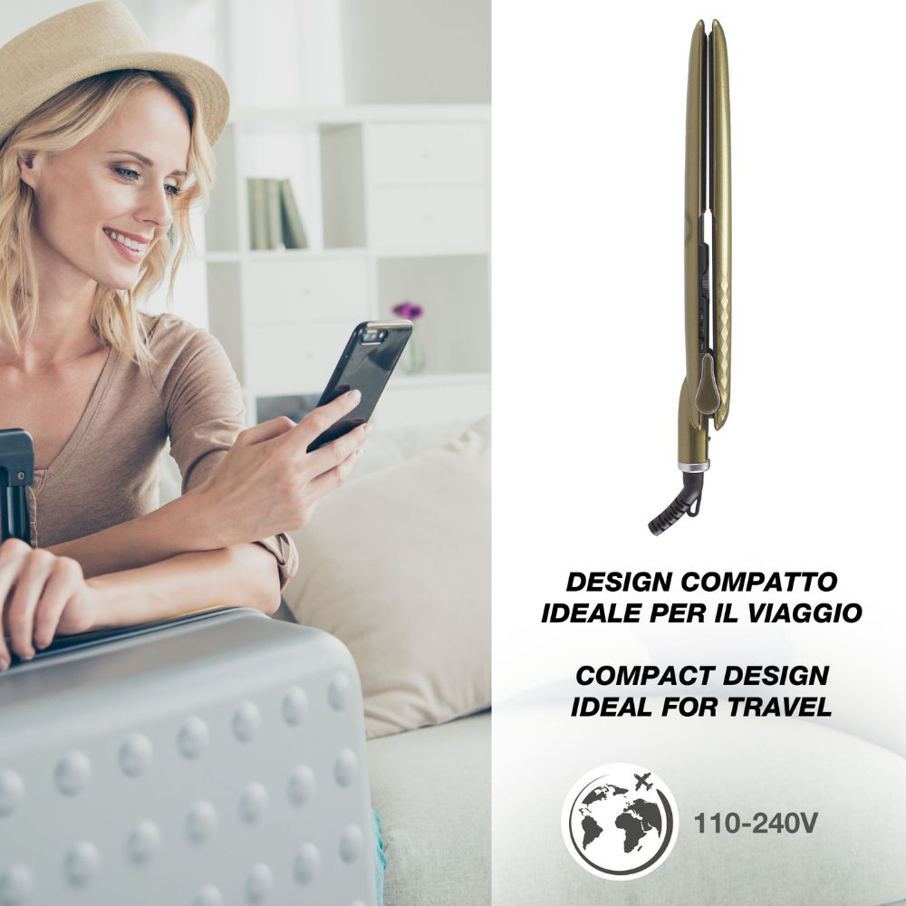 Donna con cappello guarda il telefono, con bagagli. Una piastra per capelli è a destra. Testo: Design compatto ideale per viaggiare.