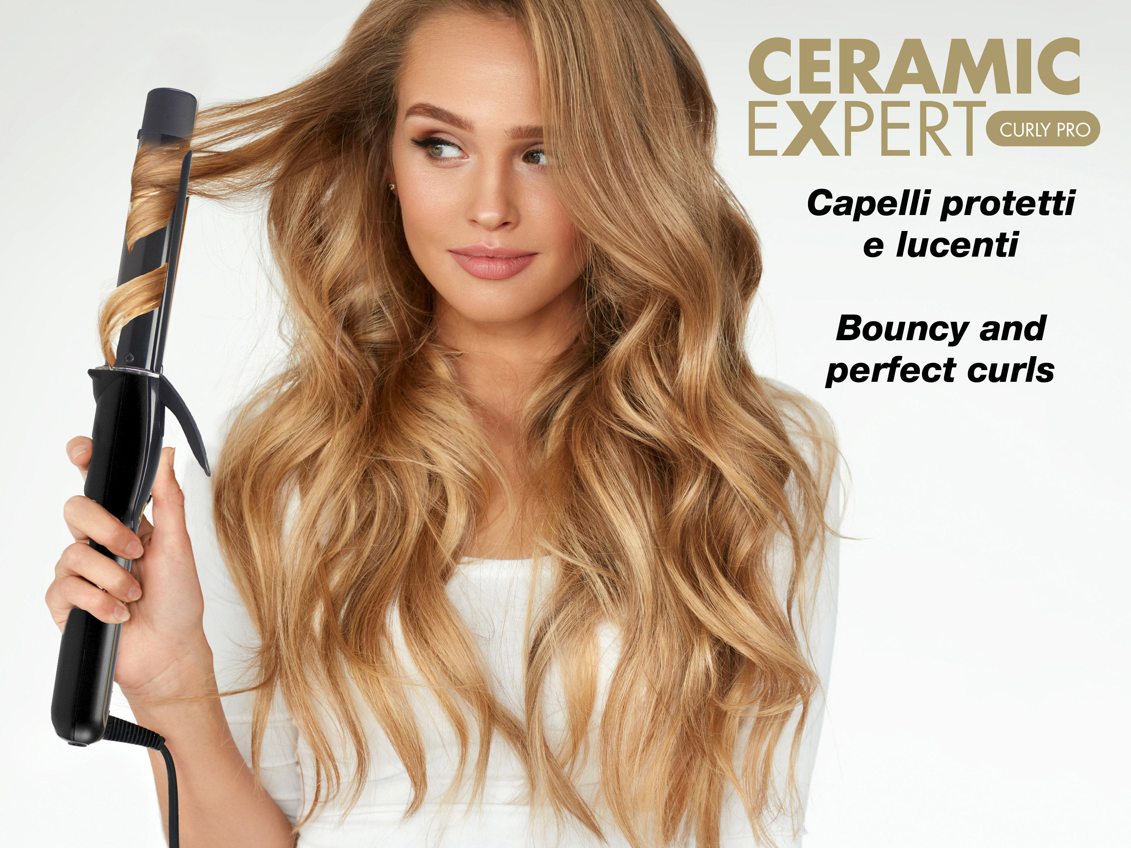 Donna che si arriccia i capelli con un ferro arricciacapelli nero. Ha lunghi capelli biondi e ondulati. Testo: Ceramic Expert, Bouncy and perfect curls.