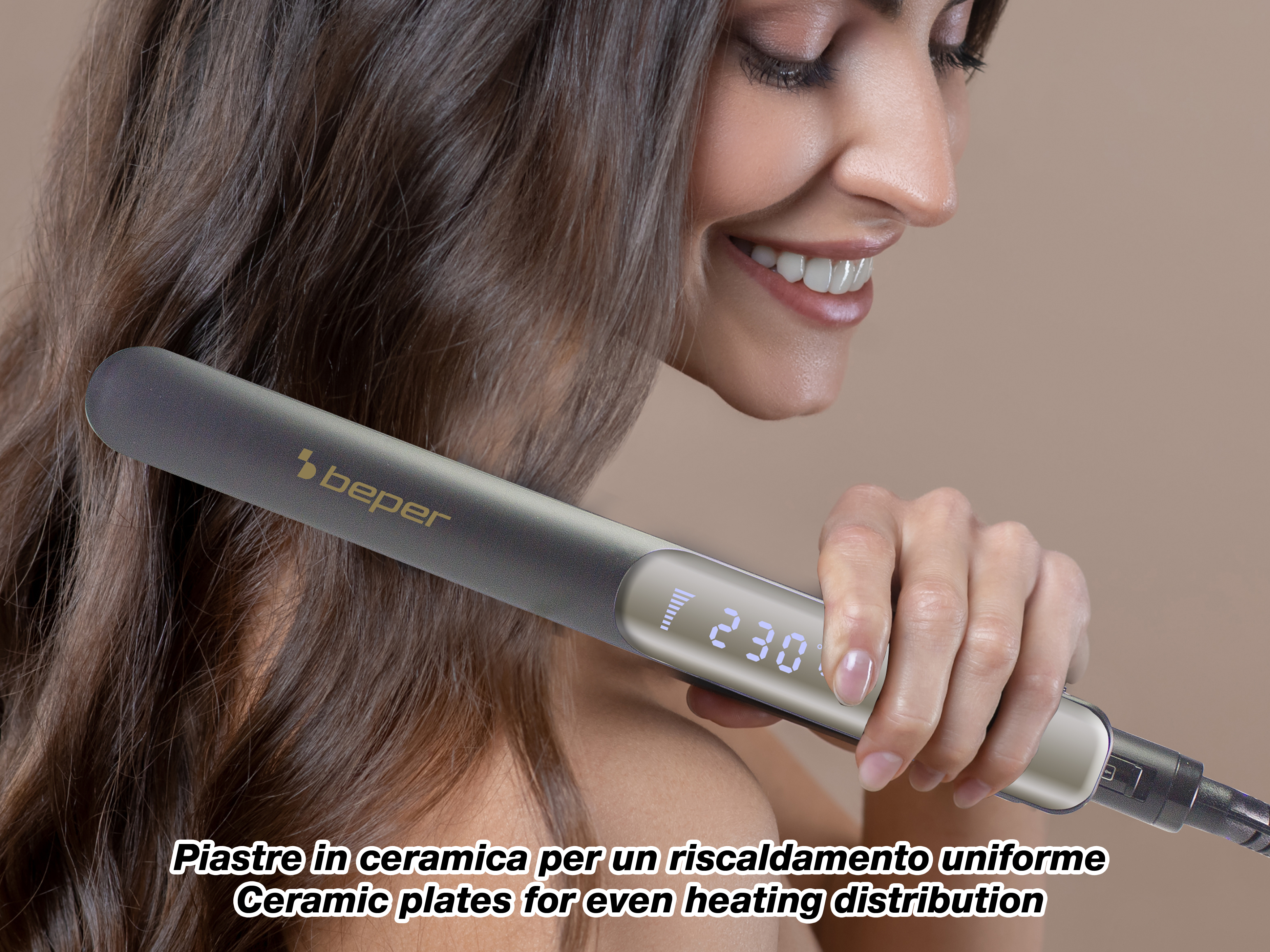 Una donna sorride, tiene una piastra per capelli. Il display mostra 230 gradi. Testo: 'Piastre in ceramica per riscaldamento uniforme'.