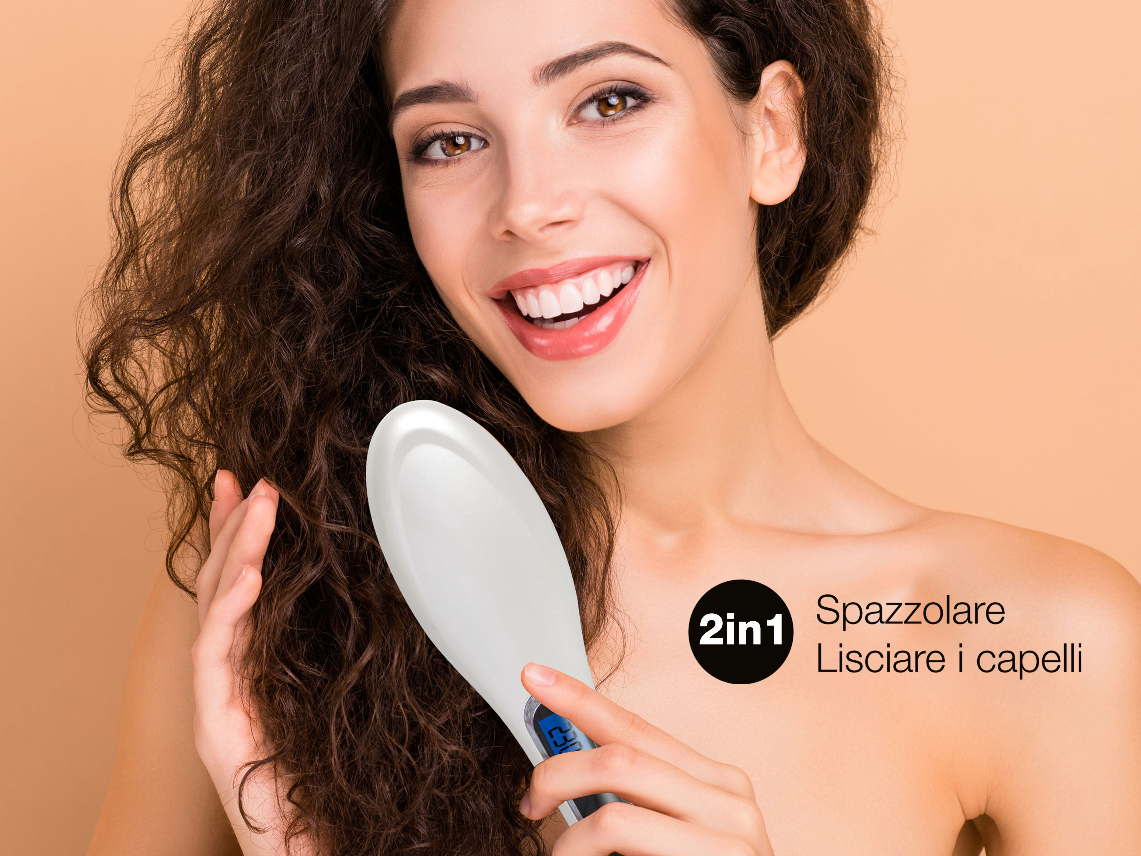 Donna sorridente con capelli ricci scuri che usa una spazzola. Lo sfondo è color pesca.