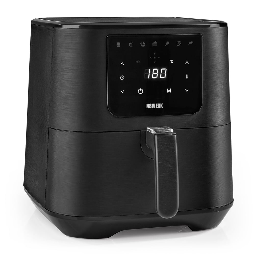 Ein schwarzer Airfryer mit digitaler Anzeige, die 180 zeigt. Es hat einen Griff und Knöpfe. Der Markenname ist N8WERK.