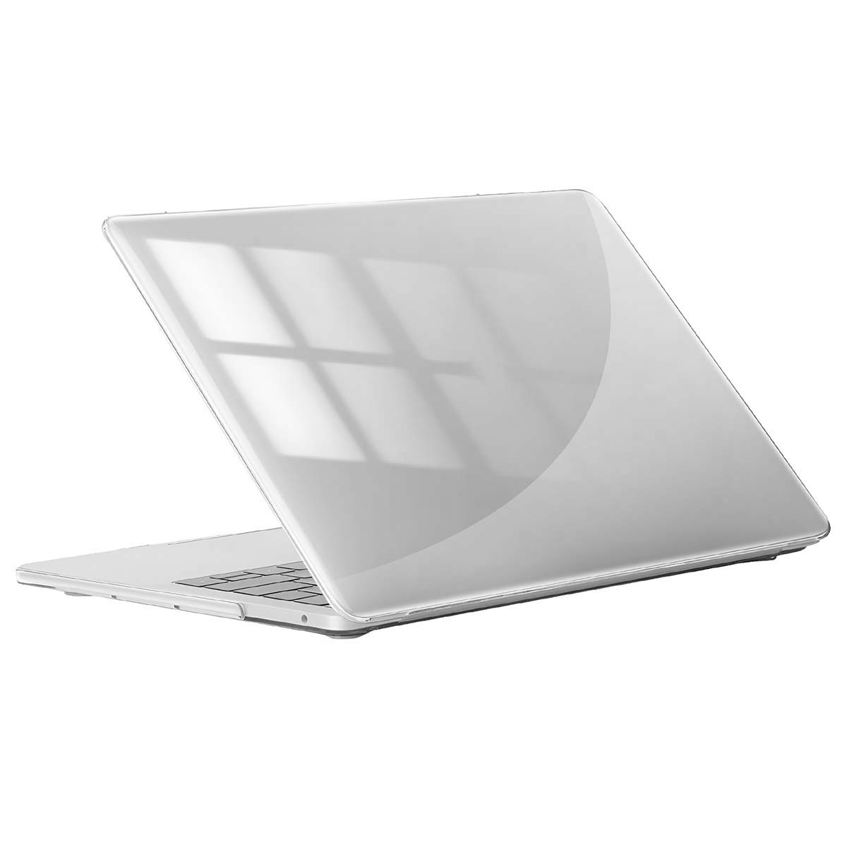 Ein silberner Laptop ist leicht geöffnet und zeigt seine Rückseite. Licht reflektiert sich auf der Oberfläche und zeigt Fensterformen. Der Hintergrund ist weiß.