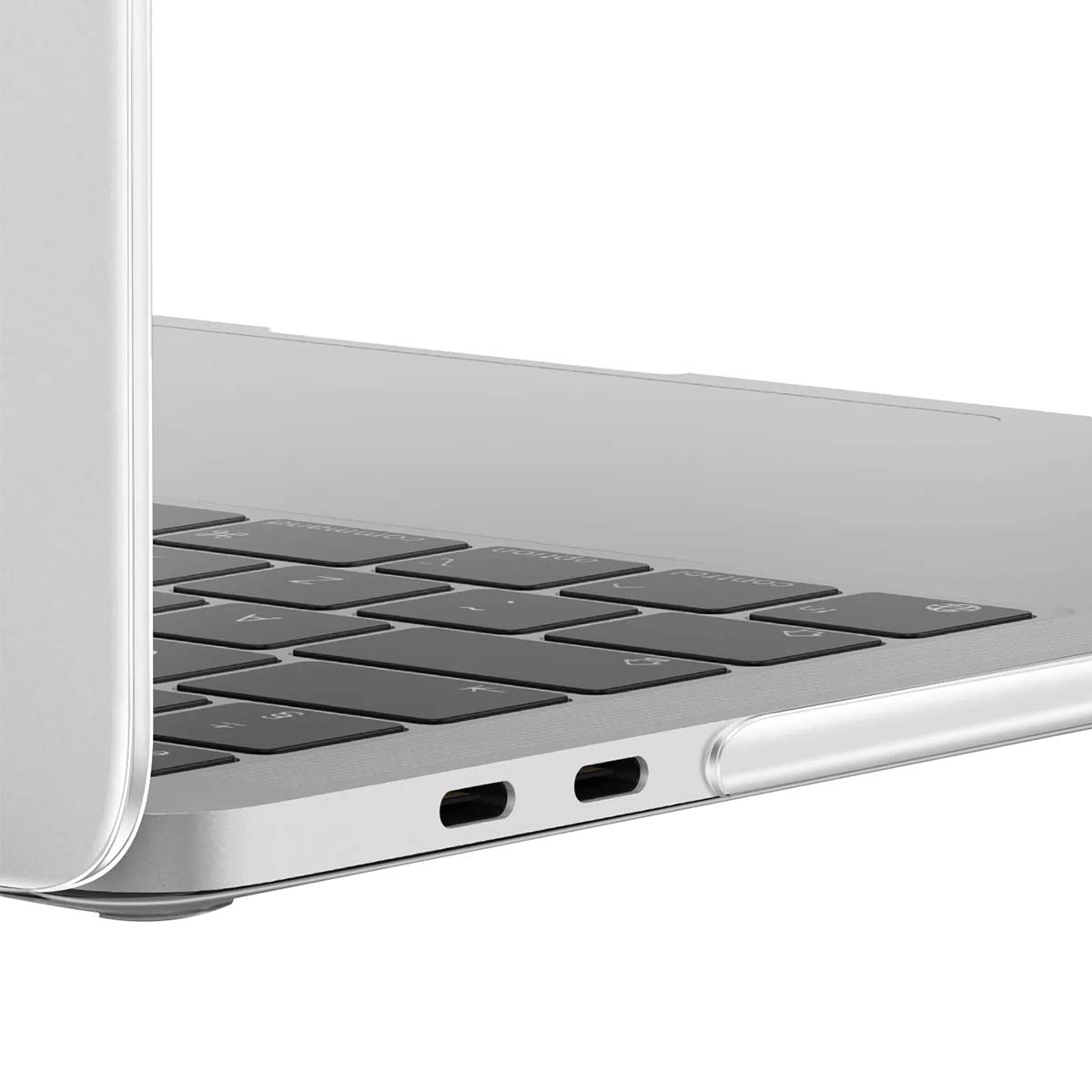 Nahaufnahme eines silbernen Laptops. Sichtbar sind schwarze Tastaturtasten, zwei USB-C-Anschlüsse und eine transparente Schutzhülle.
