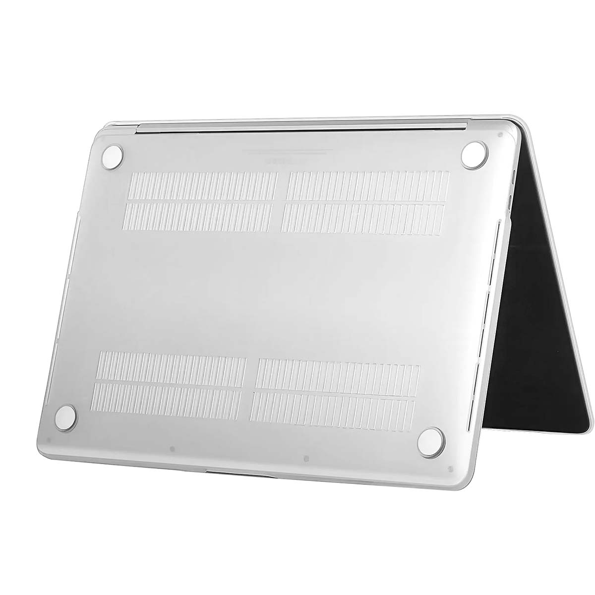 Eine transparente Schutzhülle für einen Laptop. Der Boden ist sichtbar, mit Lüftungsschlitzen und abgerundeten Ecken.