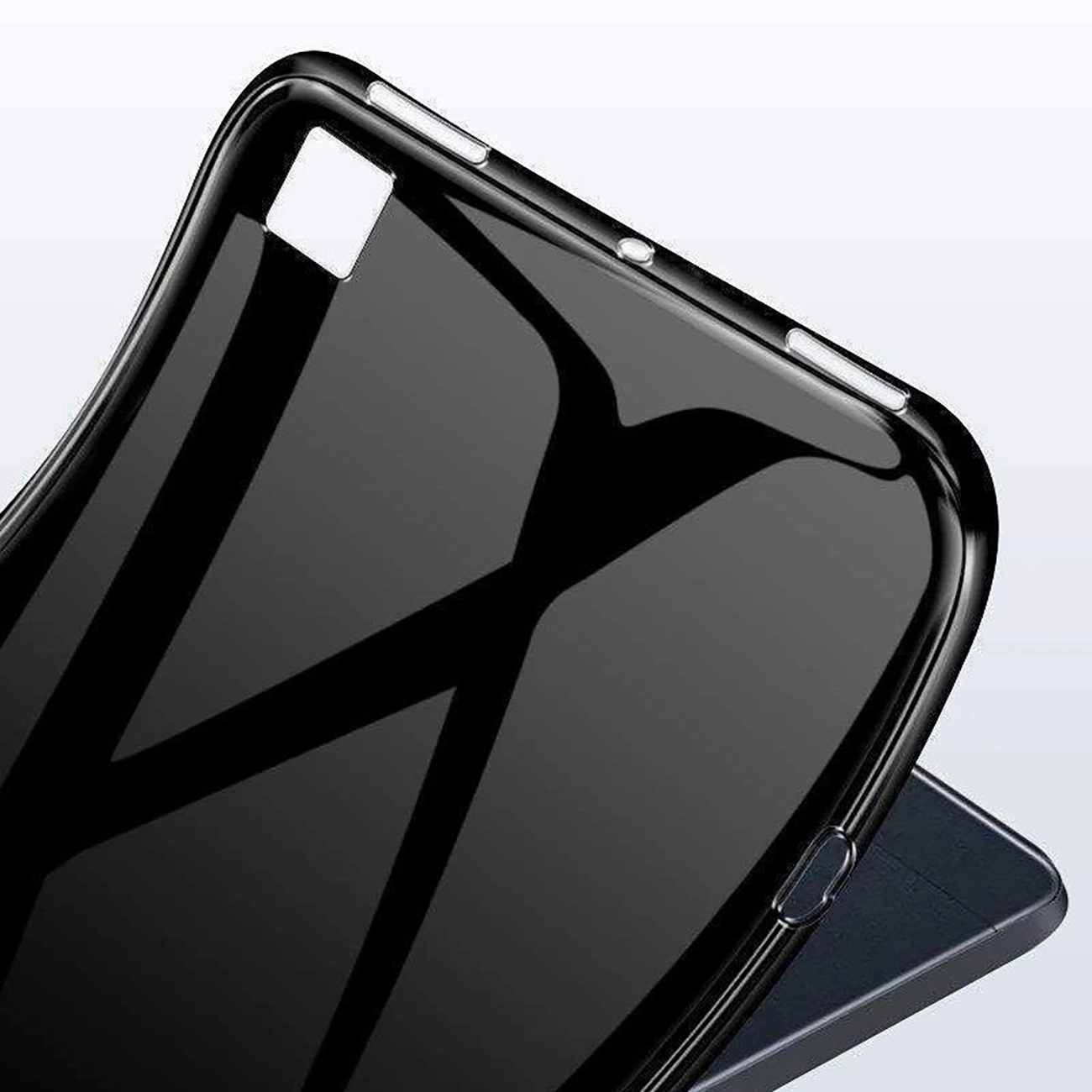 Primo piano di una custodia per telefono nera lucida con riflessi. La custodia è curva, con un'apertura rettangolare e dettagli dei pulsanti.