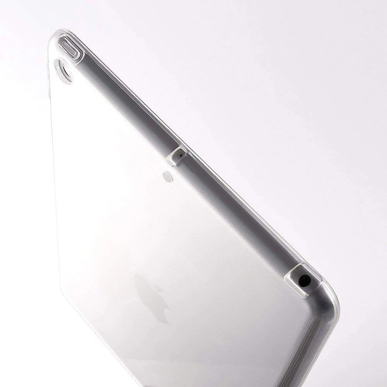 Una custodia trasparente per iPad su sfondo bianco. La custodia ha aperture per pulsanti e fotocamera.