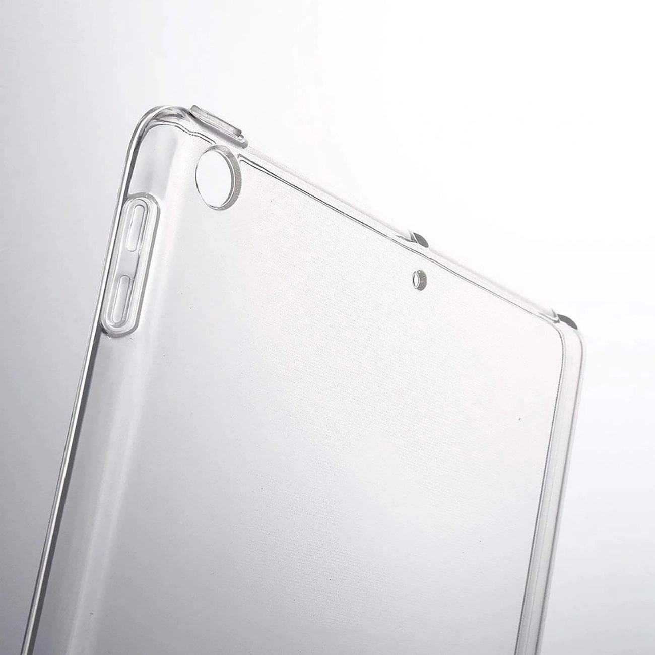 Una custodia per tablet in plastica trasparente. La custodia ha un foro per la fotocamera e ritagli per i pulsanti. Lo sfondo è bianco.