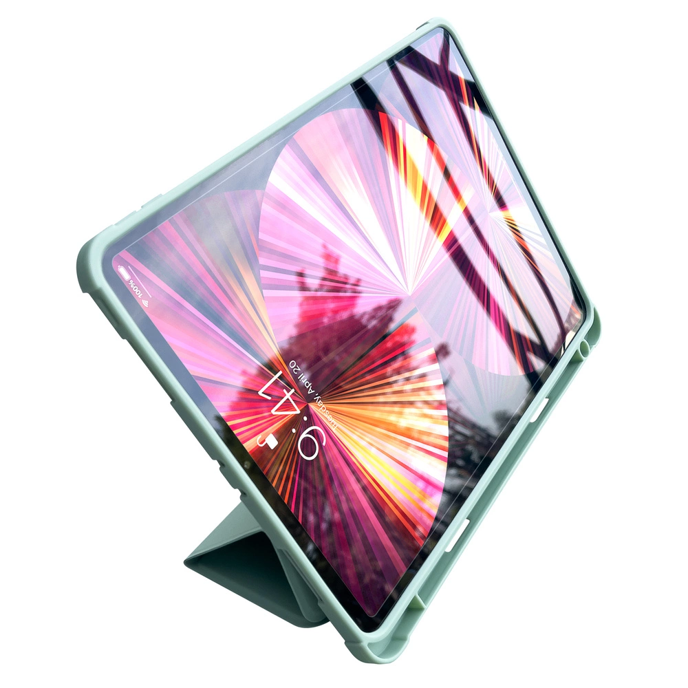 Un iPad in una custodia verde è appoggiato. Lo schermo mostra un'immagine astratta colorata. L'ora è 9:47.