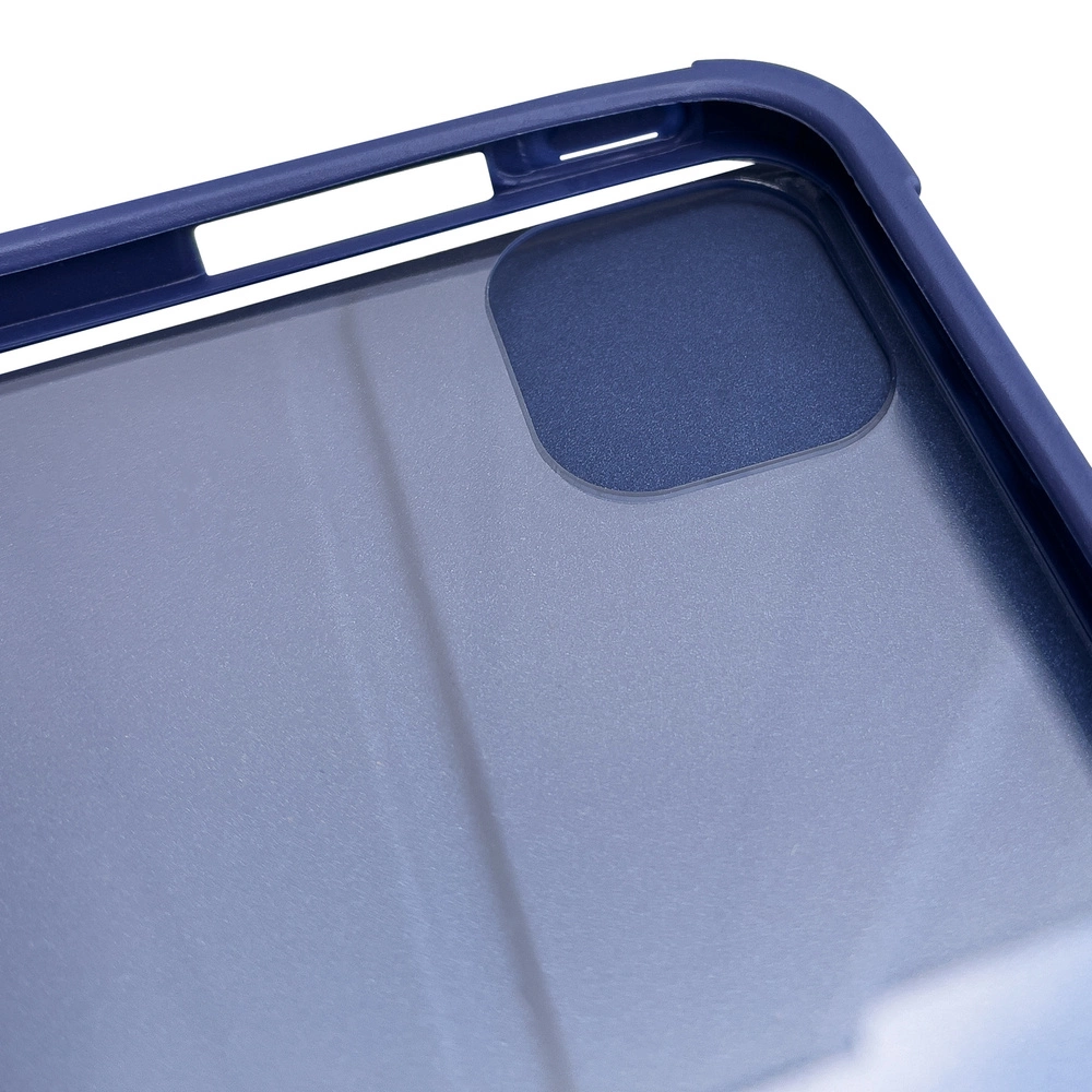 Primo piano di una custodia blu per telefono con un ritaglio per la fotocamera. La custodia è blu scuro e l'area dello schermo è blu chiaro.