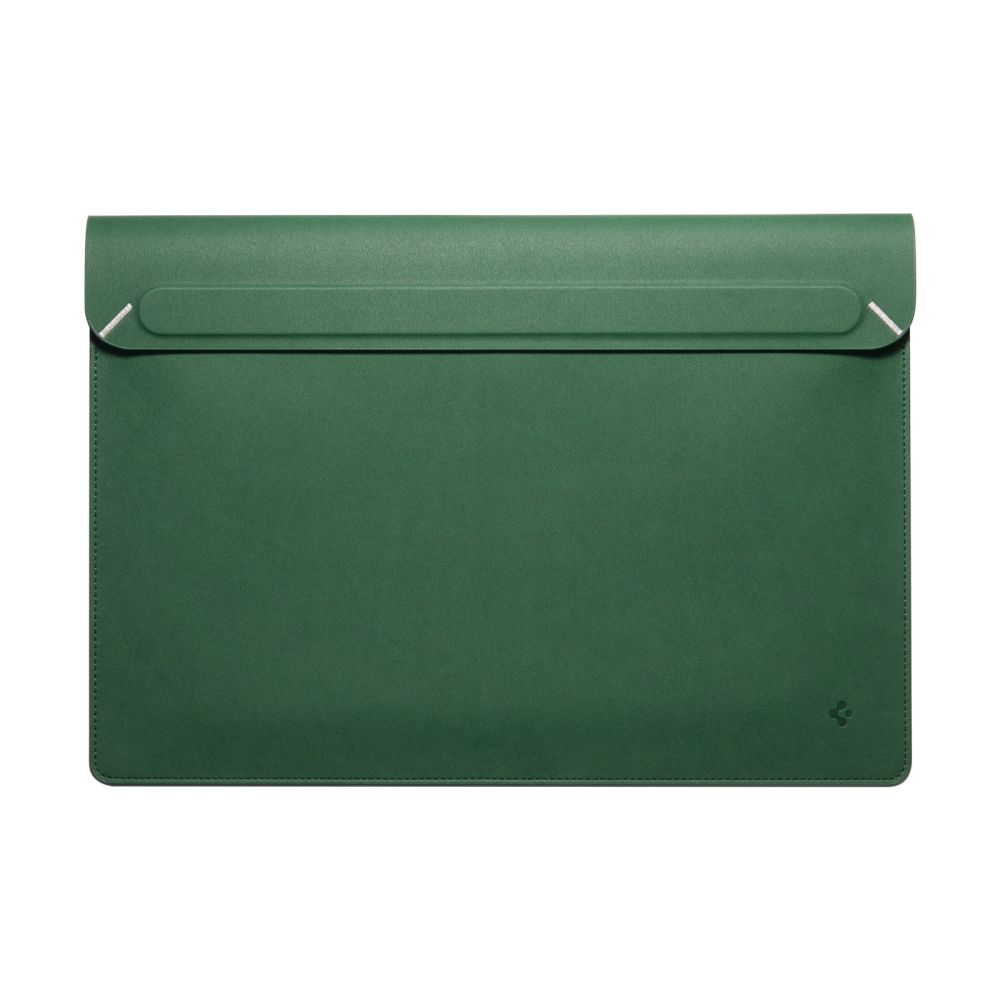 Una custodia verde per laptop. È rettangolare con un lembo in alto fissato da una fascia bianca. Un piccolo logo è in basso a destra.