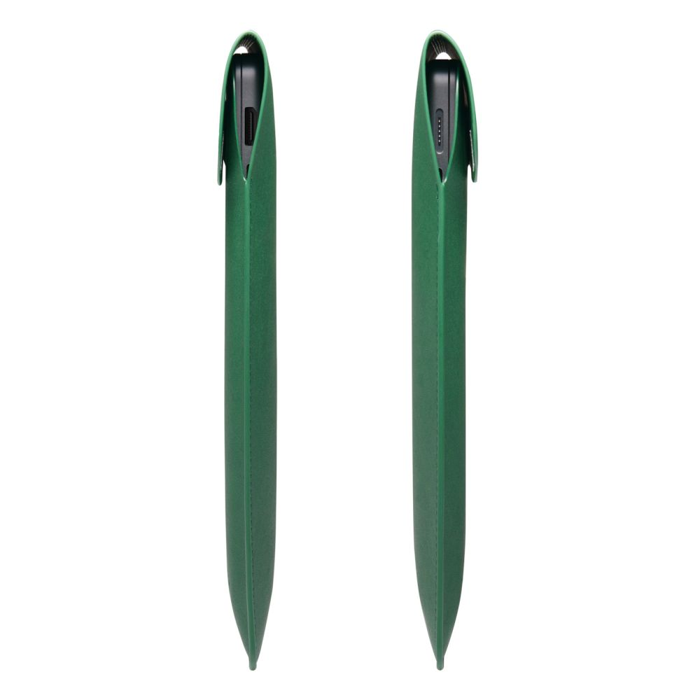 Due custodie in pelle verde, ciascuna con un dispositivo nero. Le custodie sono alte e sottili, con un design semplice ed elegante.