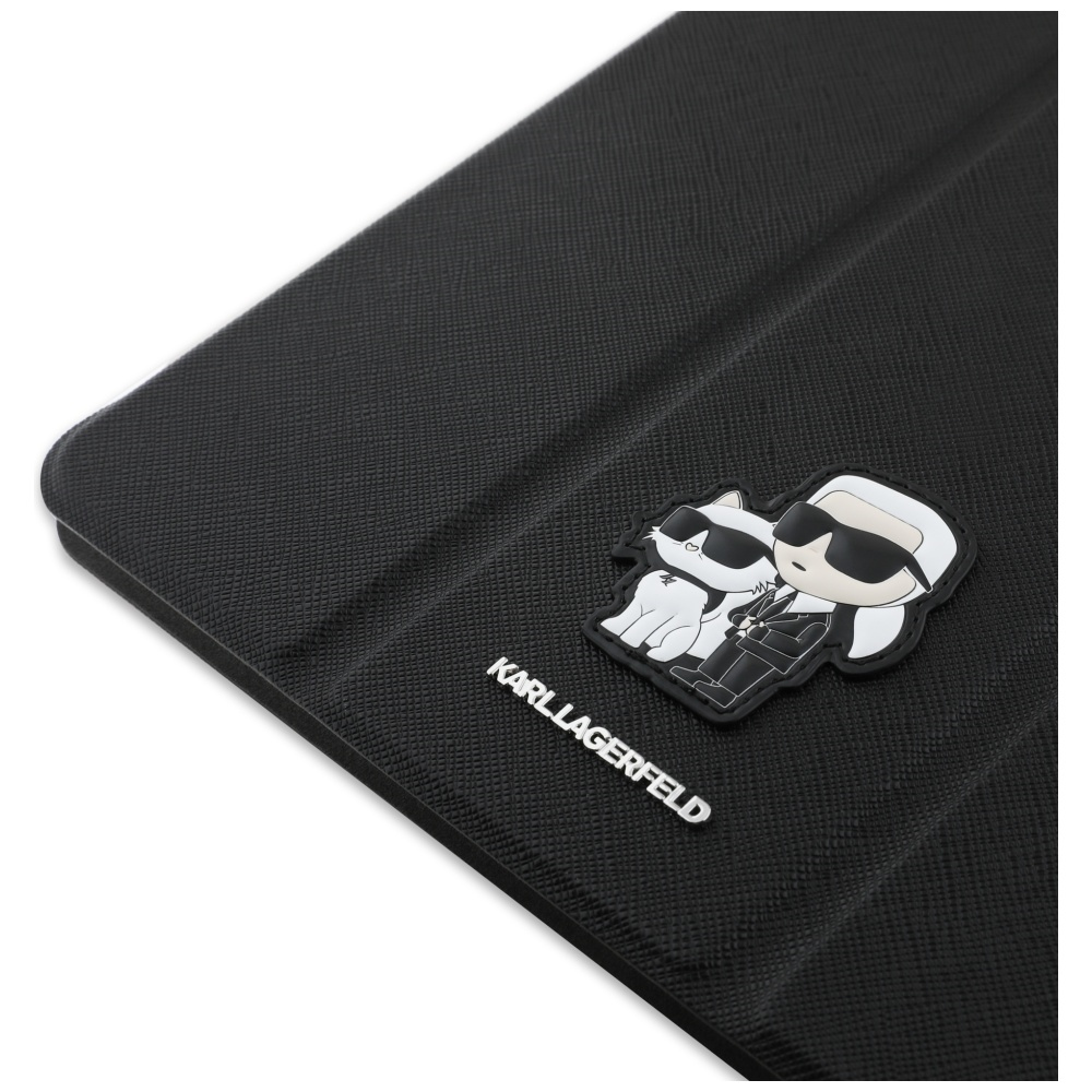 Custodia nera per tablet con logo Karl Lagerfeld. Presenta un cartone animato di Karl e un gatto con occhiali da sole.