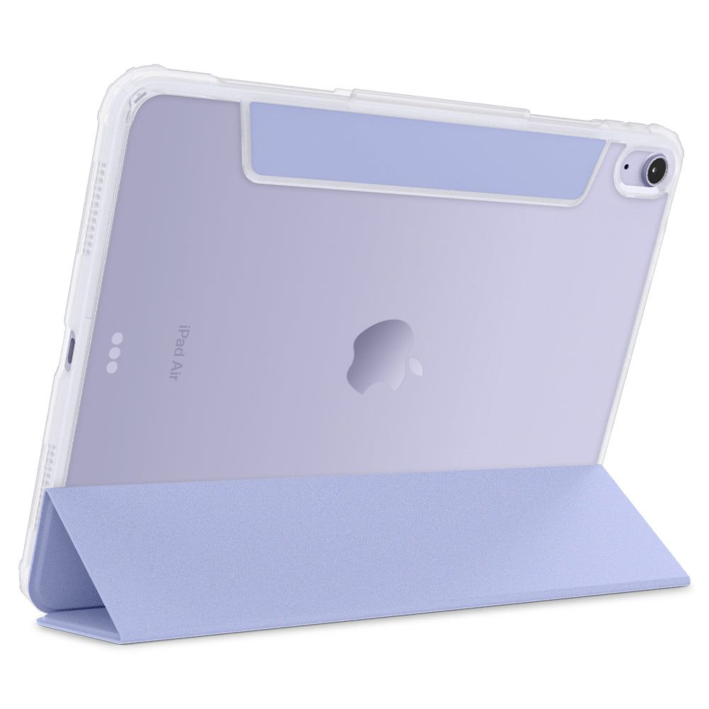 Un iPad Air lilla in una custodia trasparente con un supporto lilla. Logo Apple visibile. La custodia ha un accento lilla.