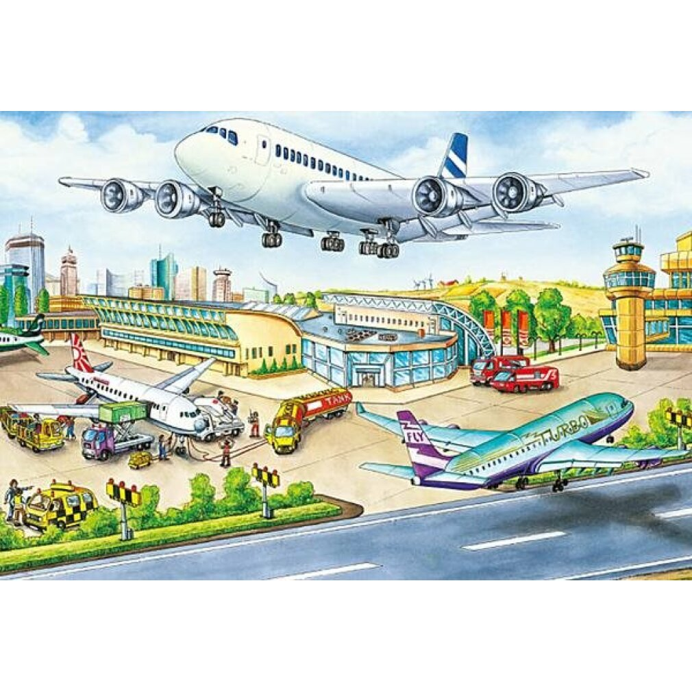 Scena na lotnisku z samolotem startującym. Widoczne są również inne samoloty, budynki lotniska, pojazdy i wieża kontroli.