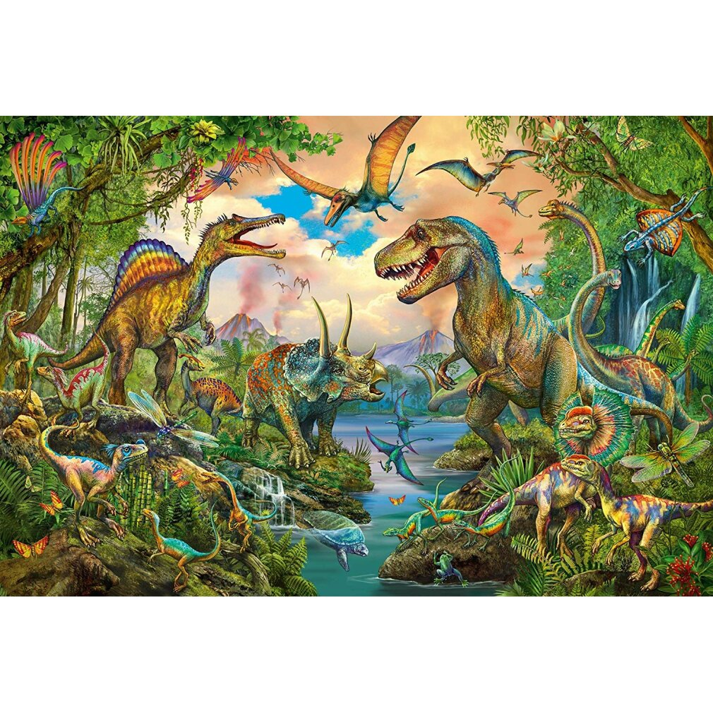 Illustrazione colorata di dinosauri nella giungla. Vengono raffigurate varie specie, tra cui T-Rex, Triceratops e Pterodattili, in una vivace scena preistorica.