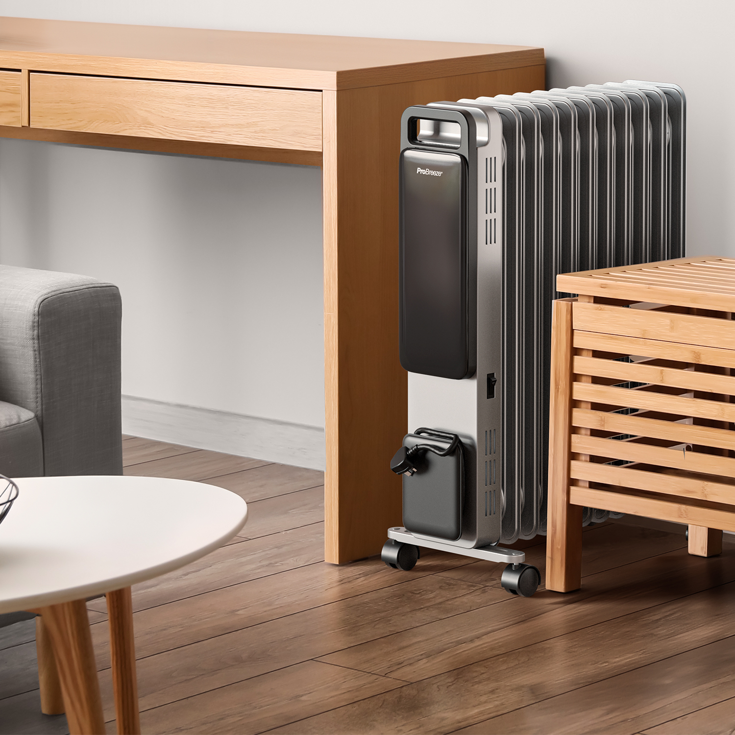 Ein Raum mit Heizung, Tisch und Holzmöbeln. Die Heizung ist silber und schwarz, der Tisch ist weiß und die Möbel sind aus Holz.