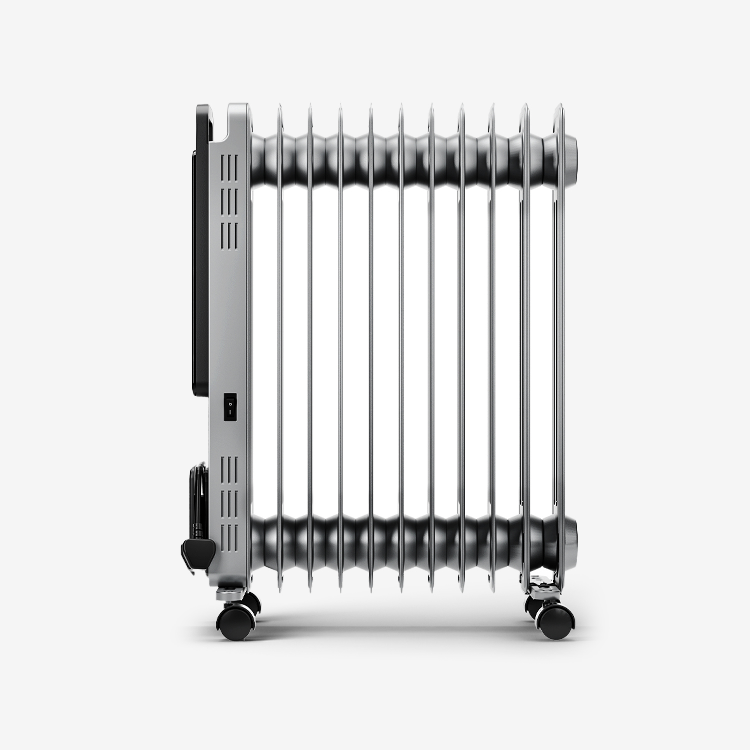 Ein silberner Ölradiator auf weißem Hintergrund. Er hat mehrere vertikale Lamellen, ein Bedienfeld und Räder.