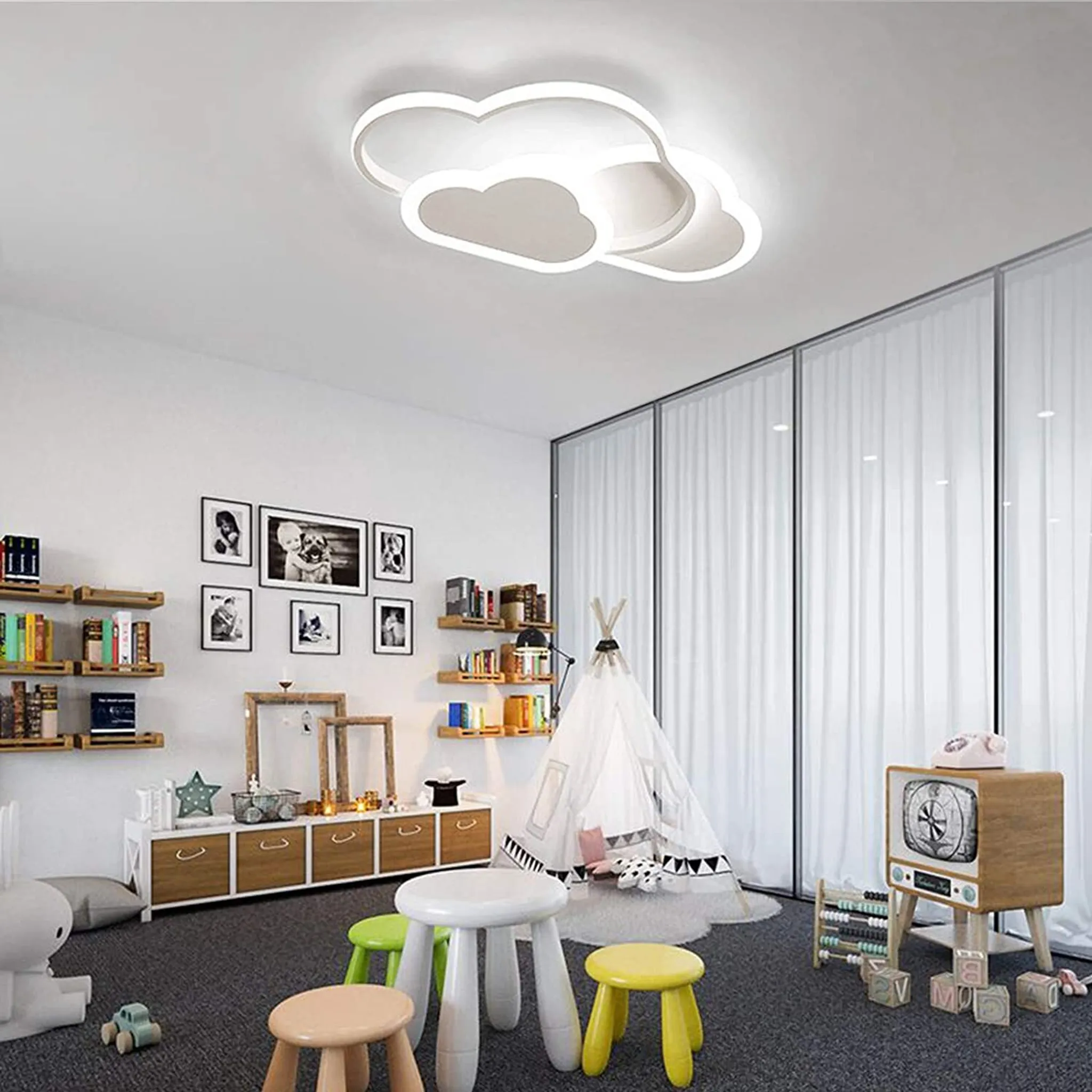 Ein Kinderzimmer mit wolkenförmigem Licht. Es hat ein Tipi, Bilder, Regale, Hocker, einen Fernseher und Spielzeug.