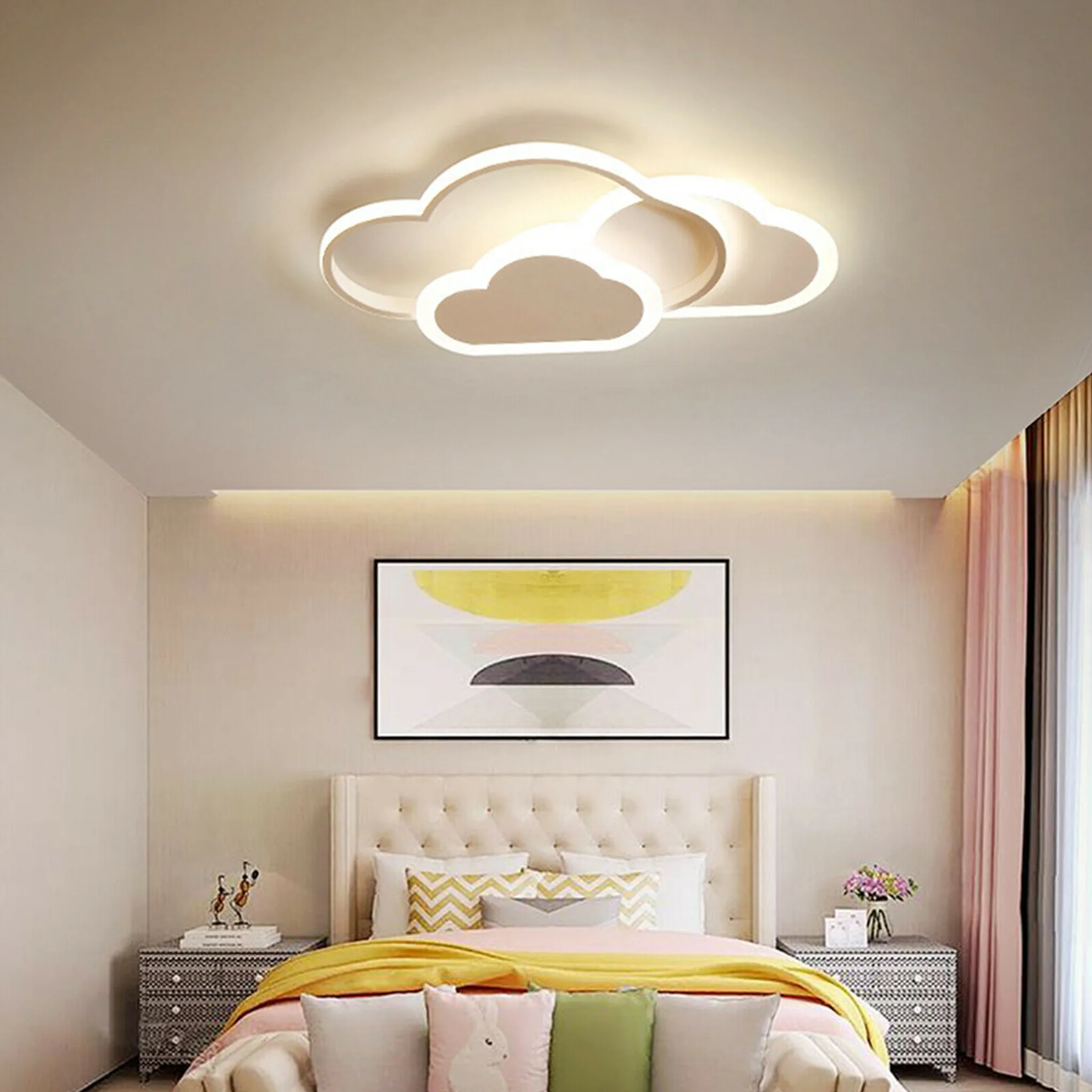 Schlafzimmer mit wolkenförmiger Deckenleuchte. Bett mit bunten Kissen und Decken. Kunstwerk über dem Bett.