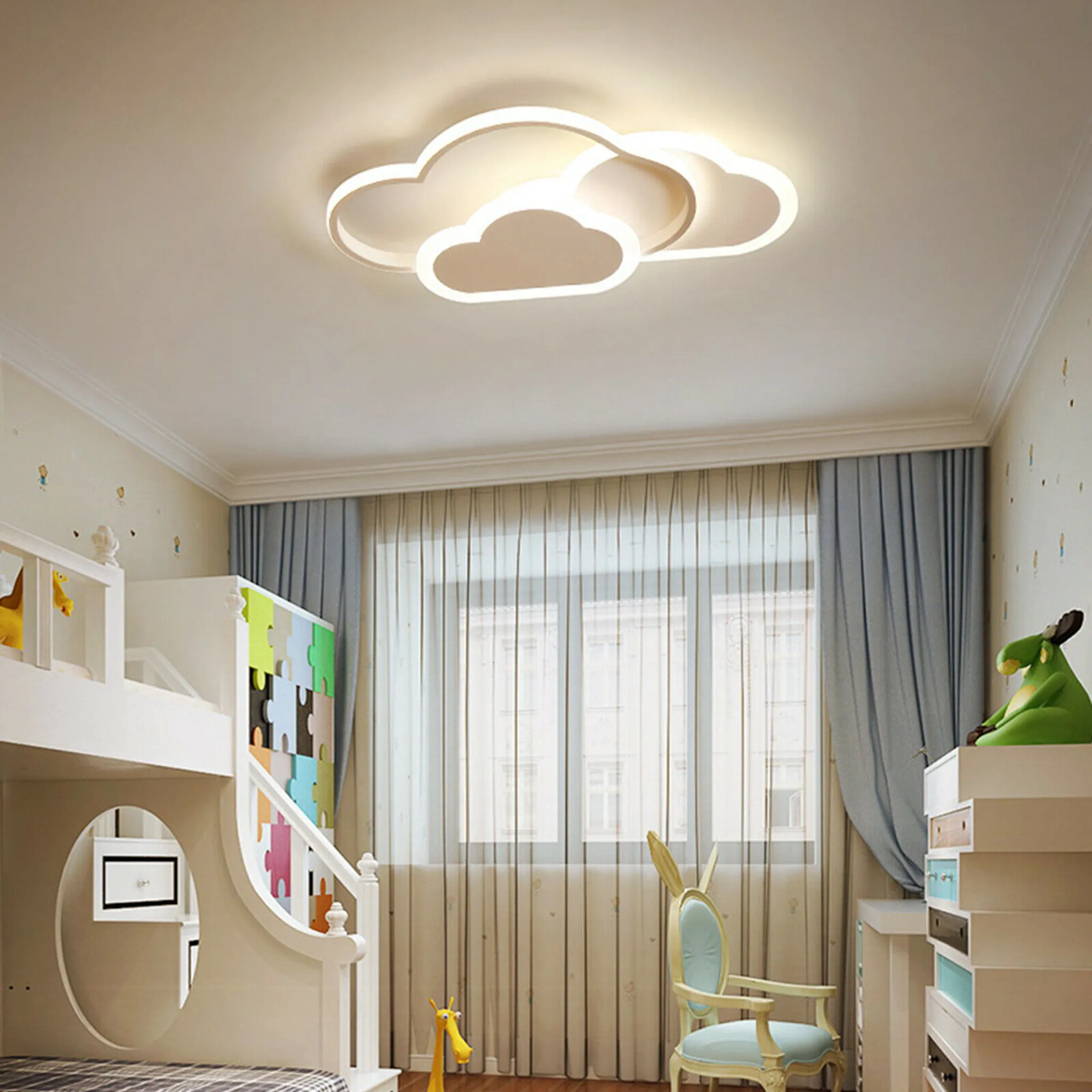 Ein Schlafzimmer mit wolkenförmiger Deckenleuchte, Etagenbett, Fenster mit Vorhängen und einem Stuhl.