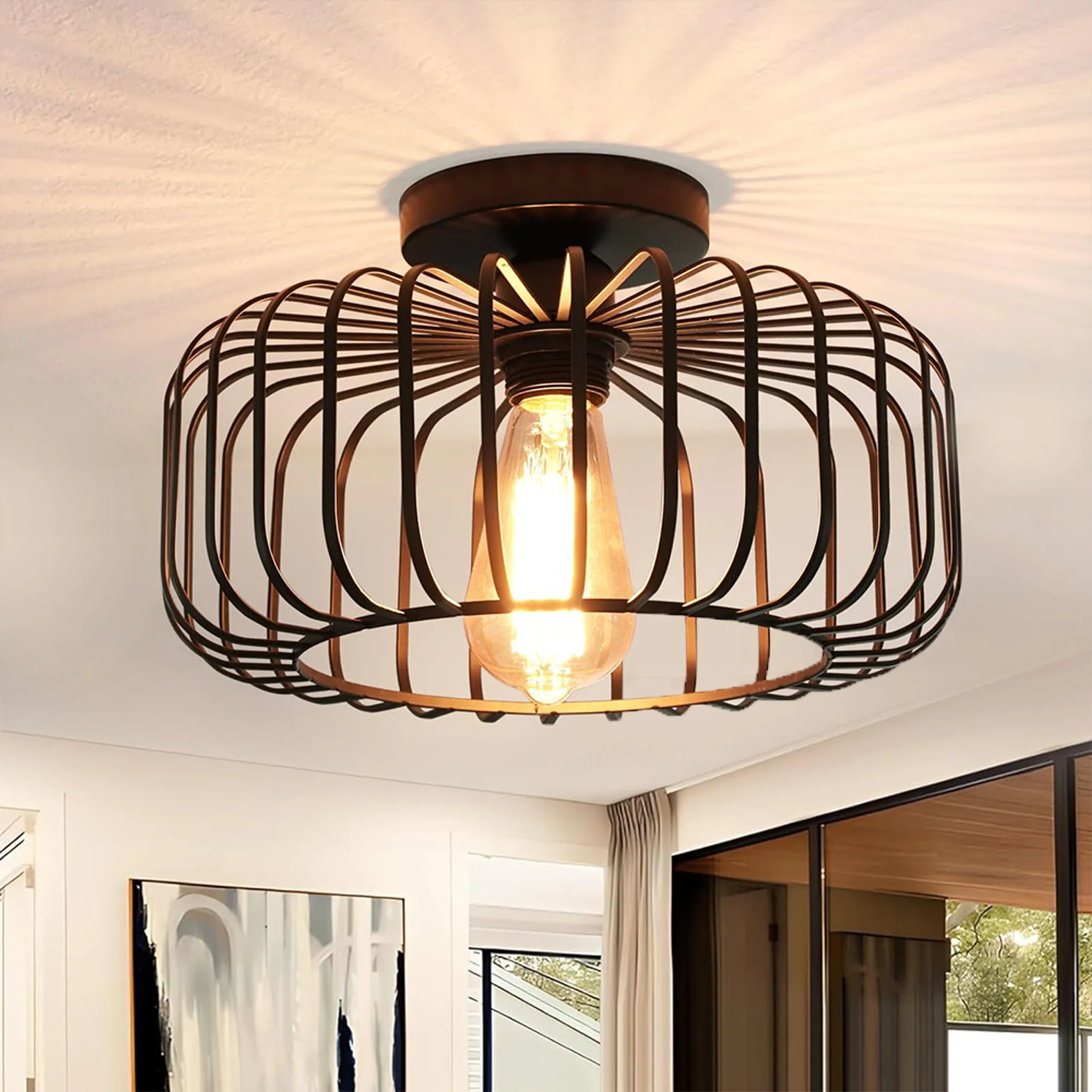 Eine dekorative Deckenlampe mit käfigartigem Design beherbergt eine glühende Glühbirne. Die Szene ist beleuchtet, mit Lichtstrahlen.