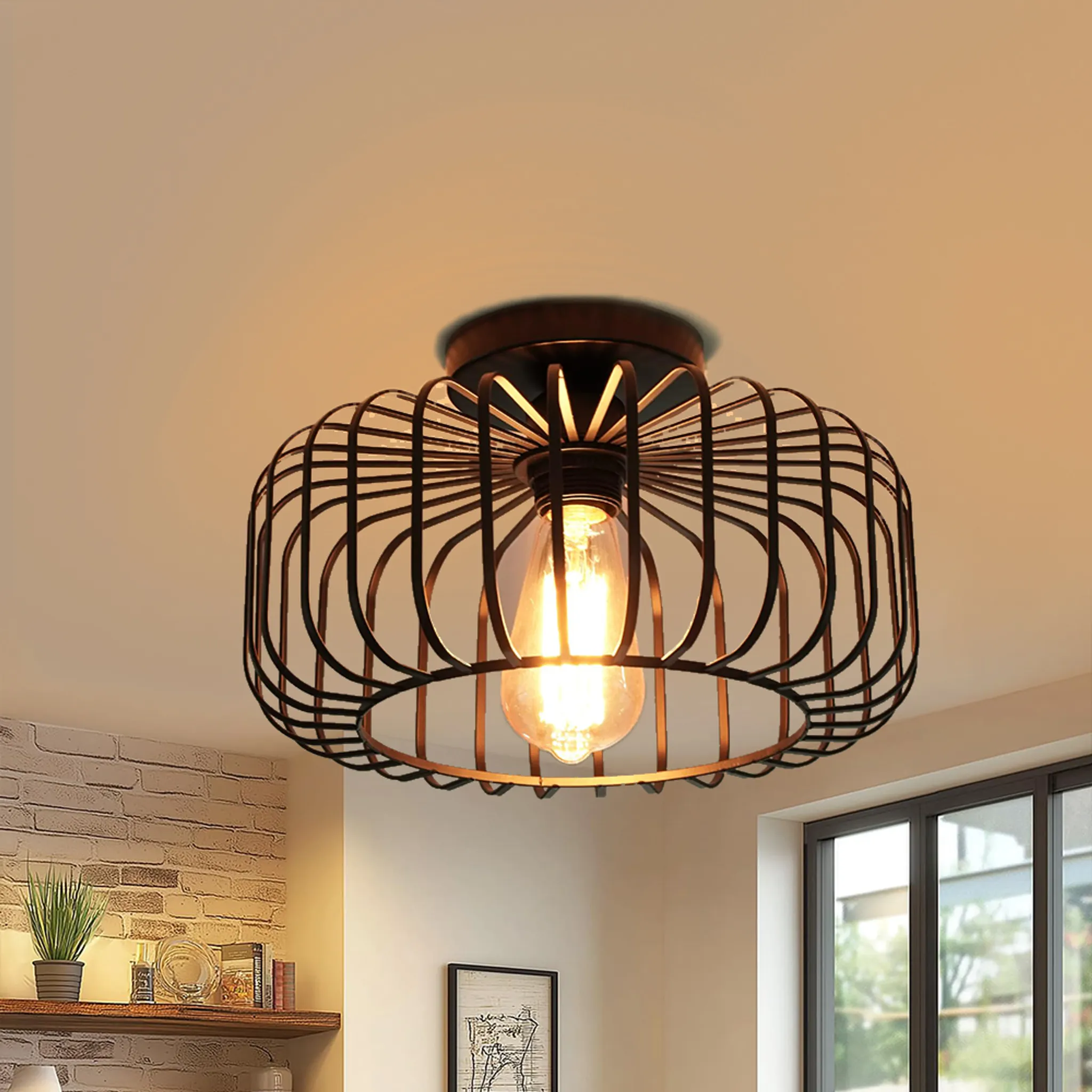 Eine dekorative Deckenlampe mit Käfigdesign, die eine leuchtende Glühbirne beherbergt. Vor einem hellen Hintergrund.
