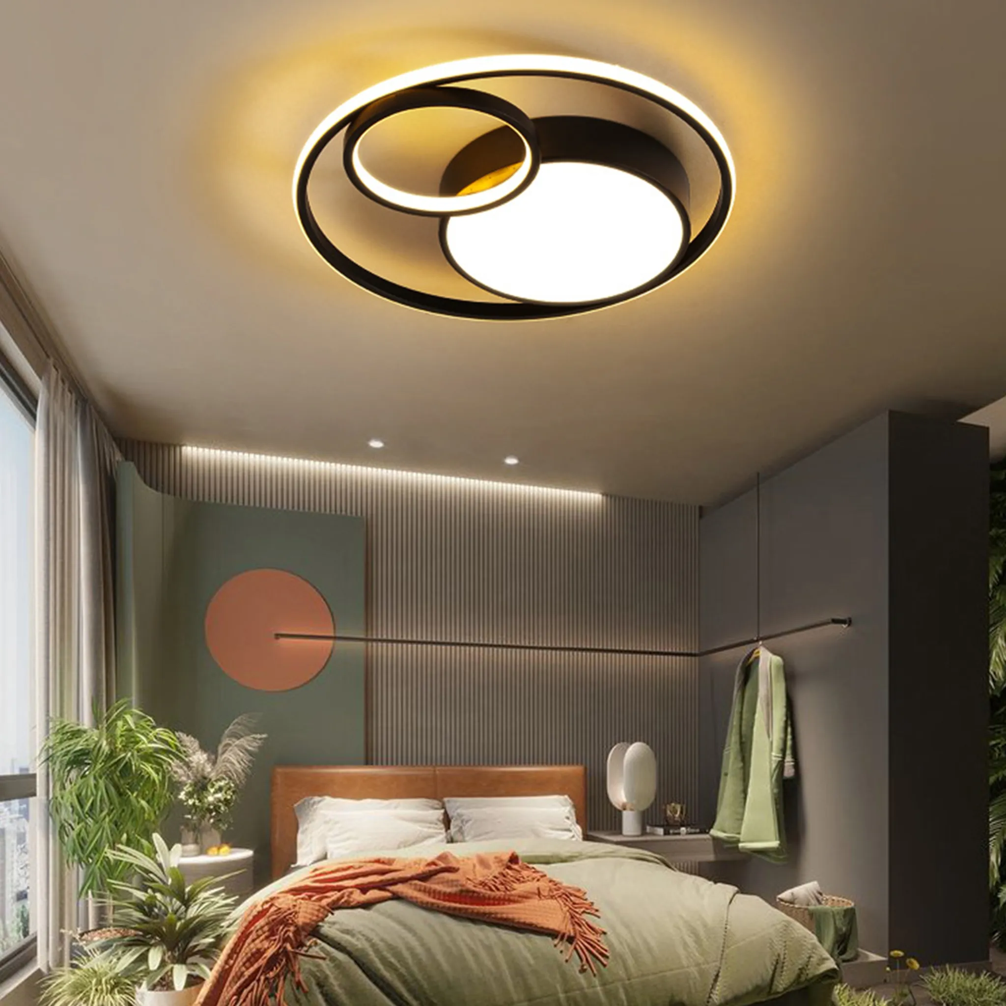 Schlafzimmer mit moderner Deckenleuchte, Bett und dekorativen Elementen. Die Farbpalette umfasst Grün-, Orange- und Brauntöne.