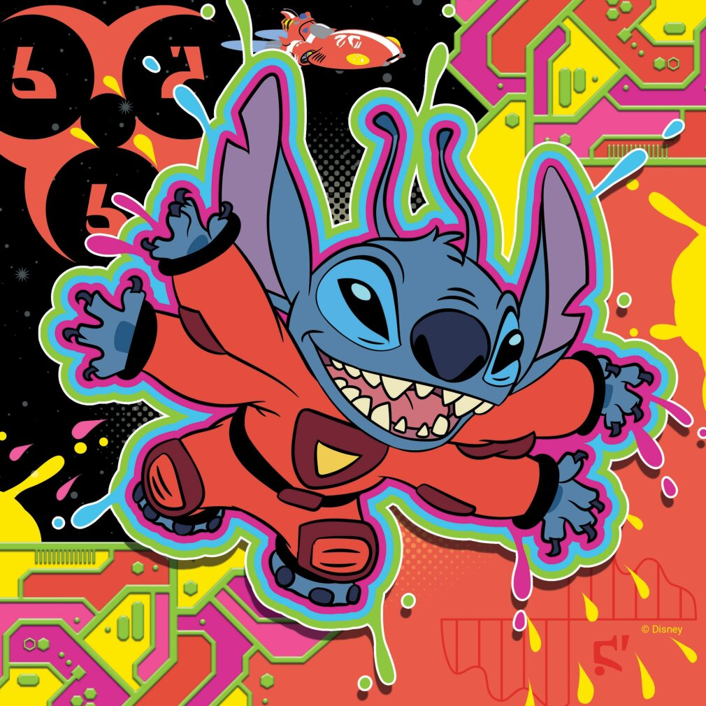 Kreskówka Stitch w czerwonym kombinezonie, szeroko uśmiechnięty. Tło ma statek kosmiczny, liczby oraz kolorowe geometryczne kształty i plamy farby.