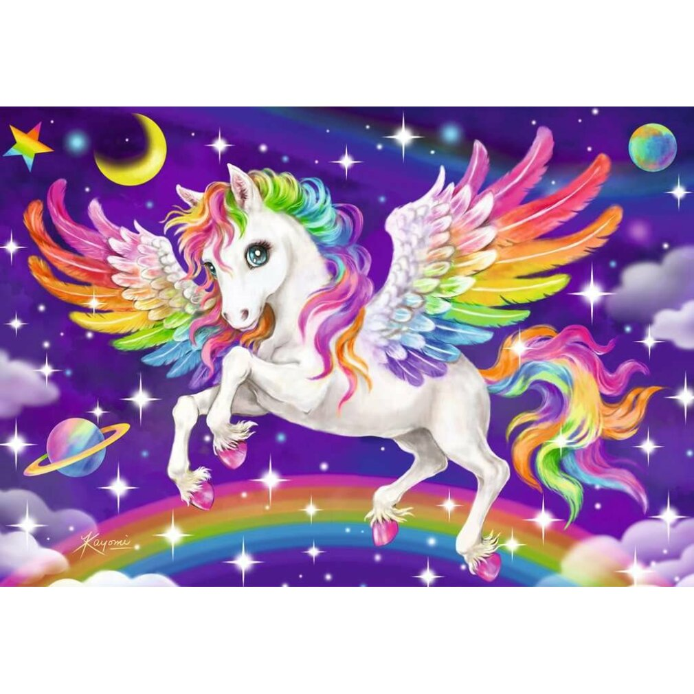 Un unicorno bianco con ali e criniera arcobaleno vola sopra un arcobaleno. Stelle e pianeti riempiono il cielo notturno viola.