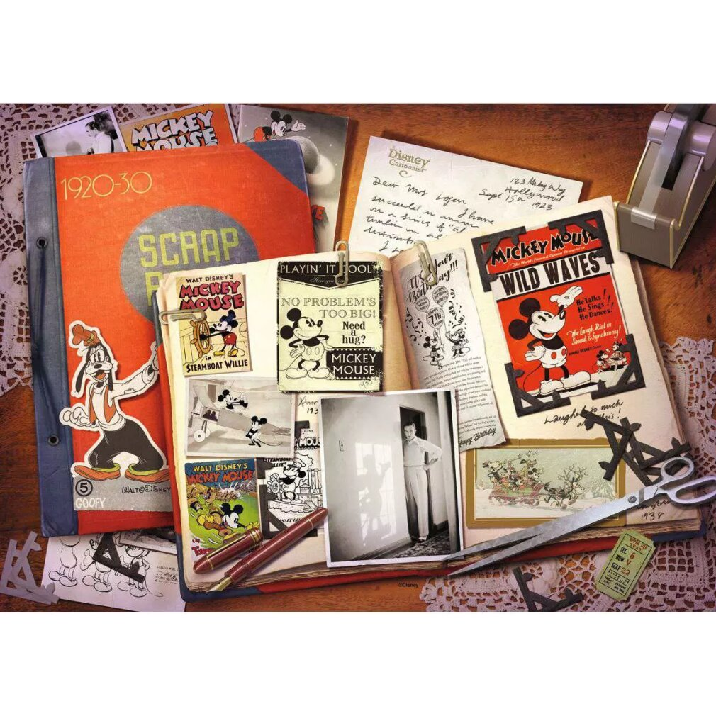 Un album con immagini di Topolino, una foto e oggetti effimeri. Include Pippo, Steamboat Willie e Wild Waves.