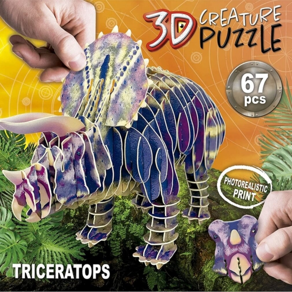Ein 3D-Triceratops-Puzzle. Hände, die es zusammenbauen. Der Dinosaurier ist blau, lila und weiß. Der Hintergrund ist orange und grün.