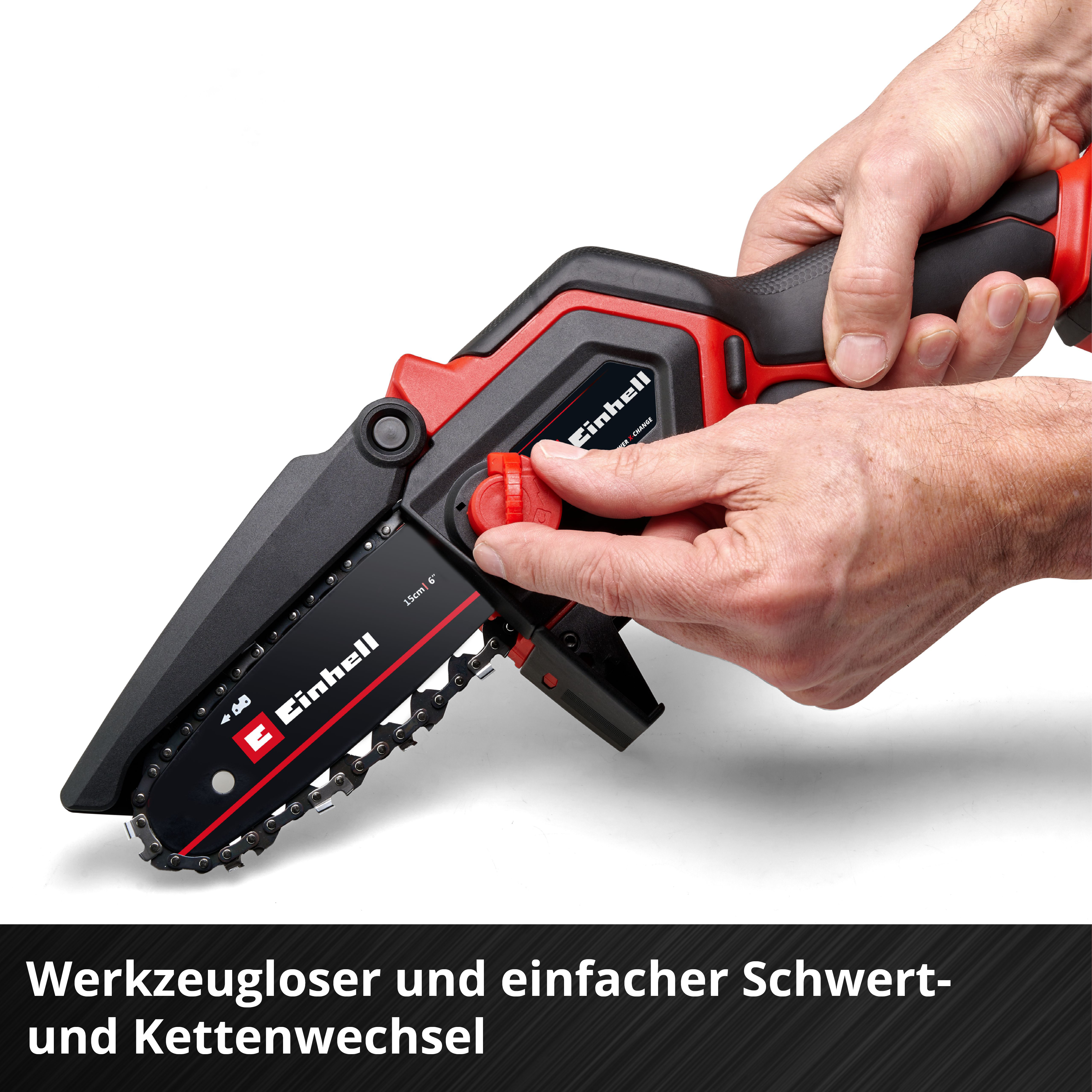 Eine Person hält eine rot-schwarze Kettensäge. Der Text auf dem Werkzeug lautet 'Einhell'. Der Hintergrund ist weiß.