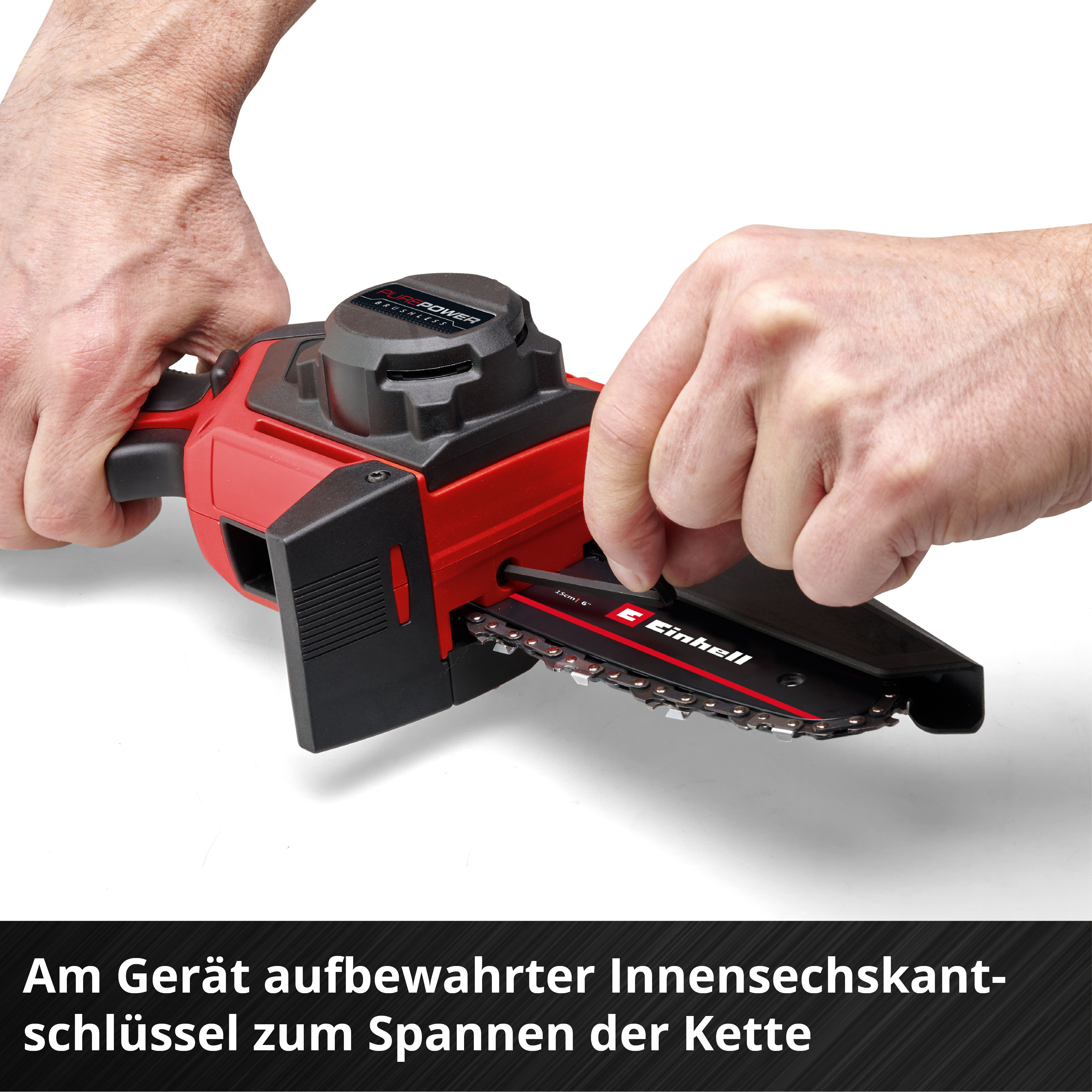 Person benutzt rote und schwarze Kettensäge. Ein Inbusschlüssel wird zum Spannen der Kette verwendet. Die Marke Einhell ist sichtbar.