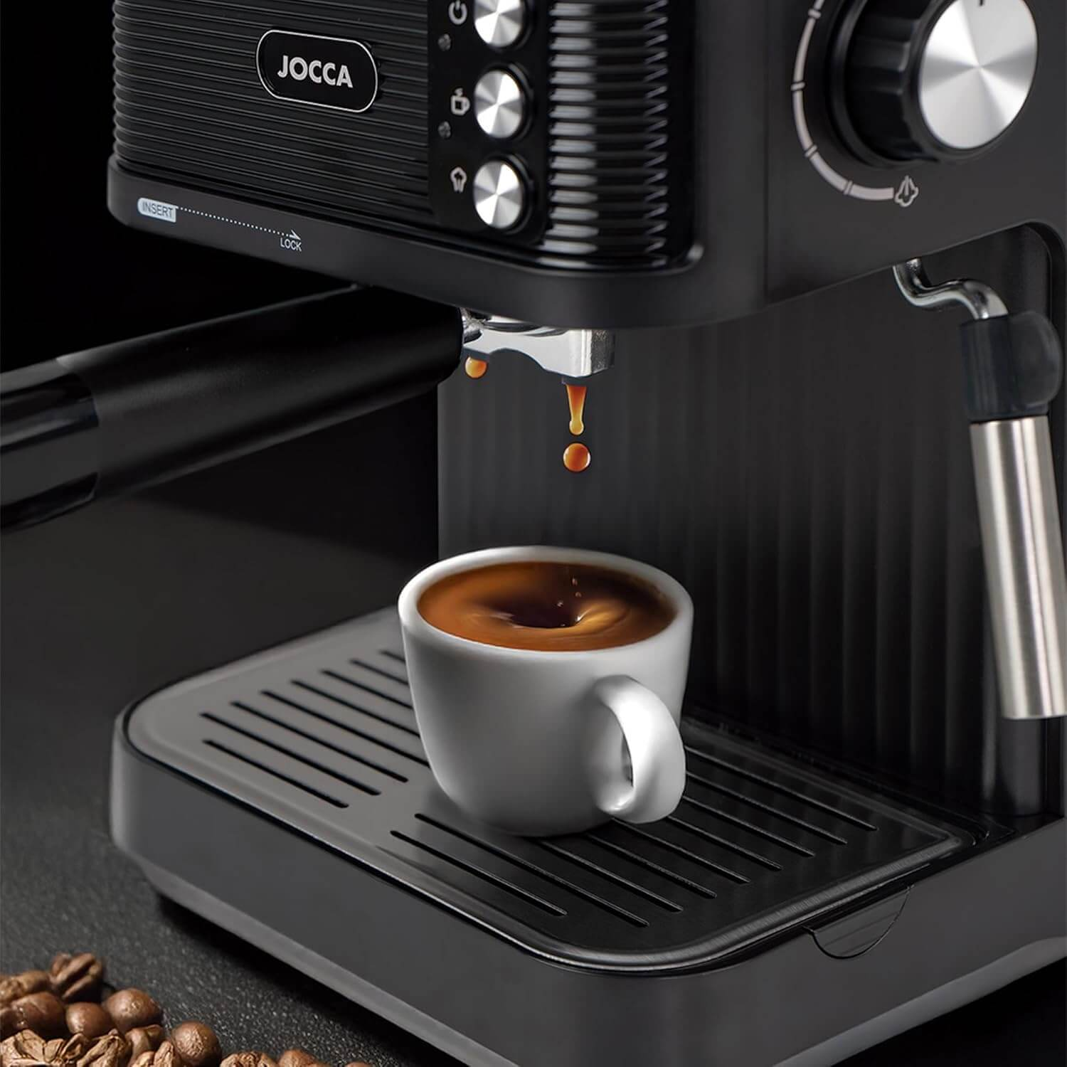 Macchina per espresso che prepara caffè in una tazza bianca. Macchina nera, chicchi di caffè in primo piano.