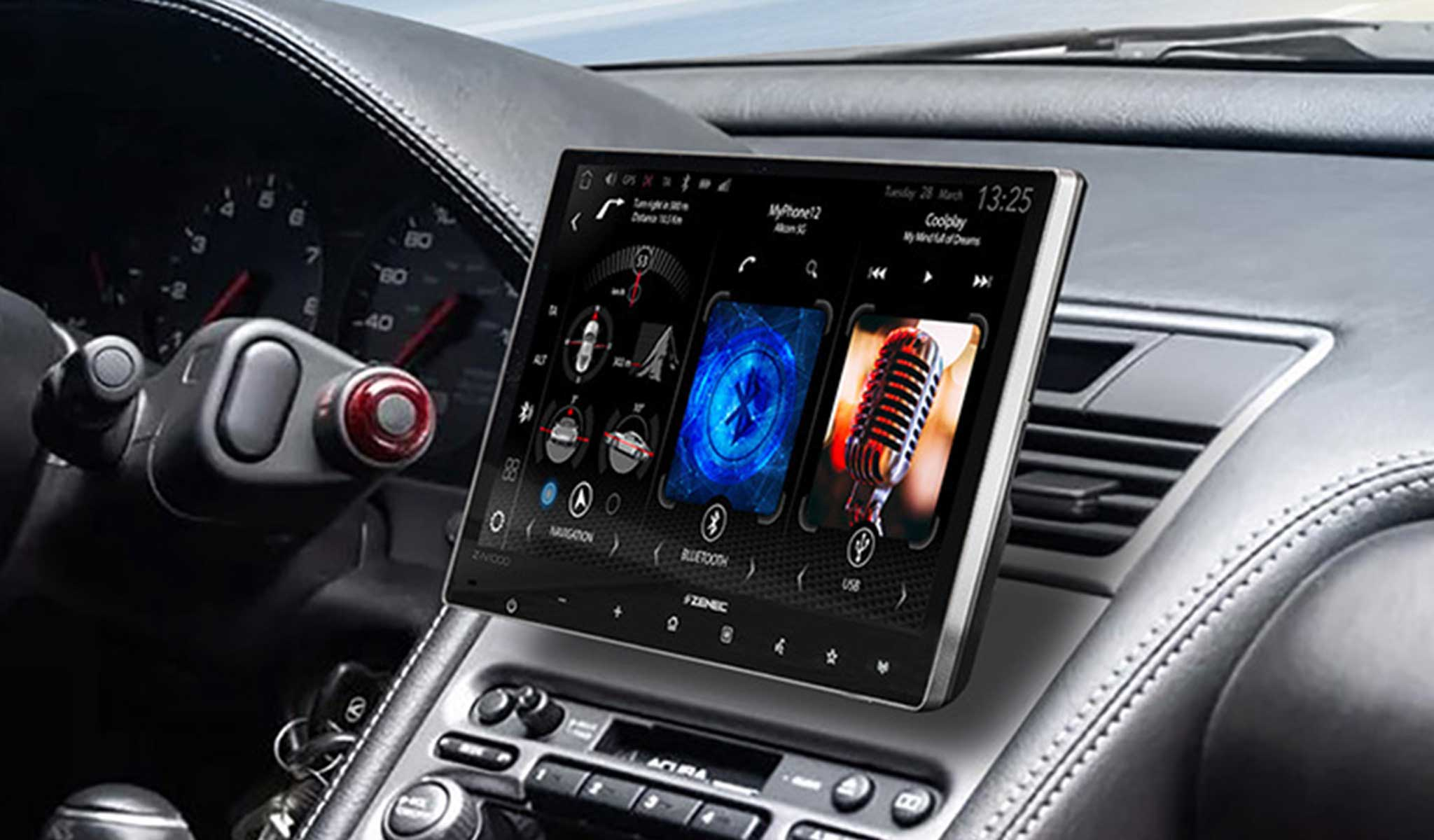 Autoinnenraum mit Display, das Bluetooth, Navigation und Musik anzeigt. Armaturenbrett, Lenkrad und Lederdetails sind ebenfalls sichtbar.