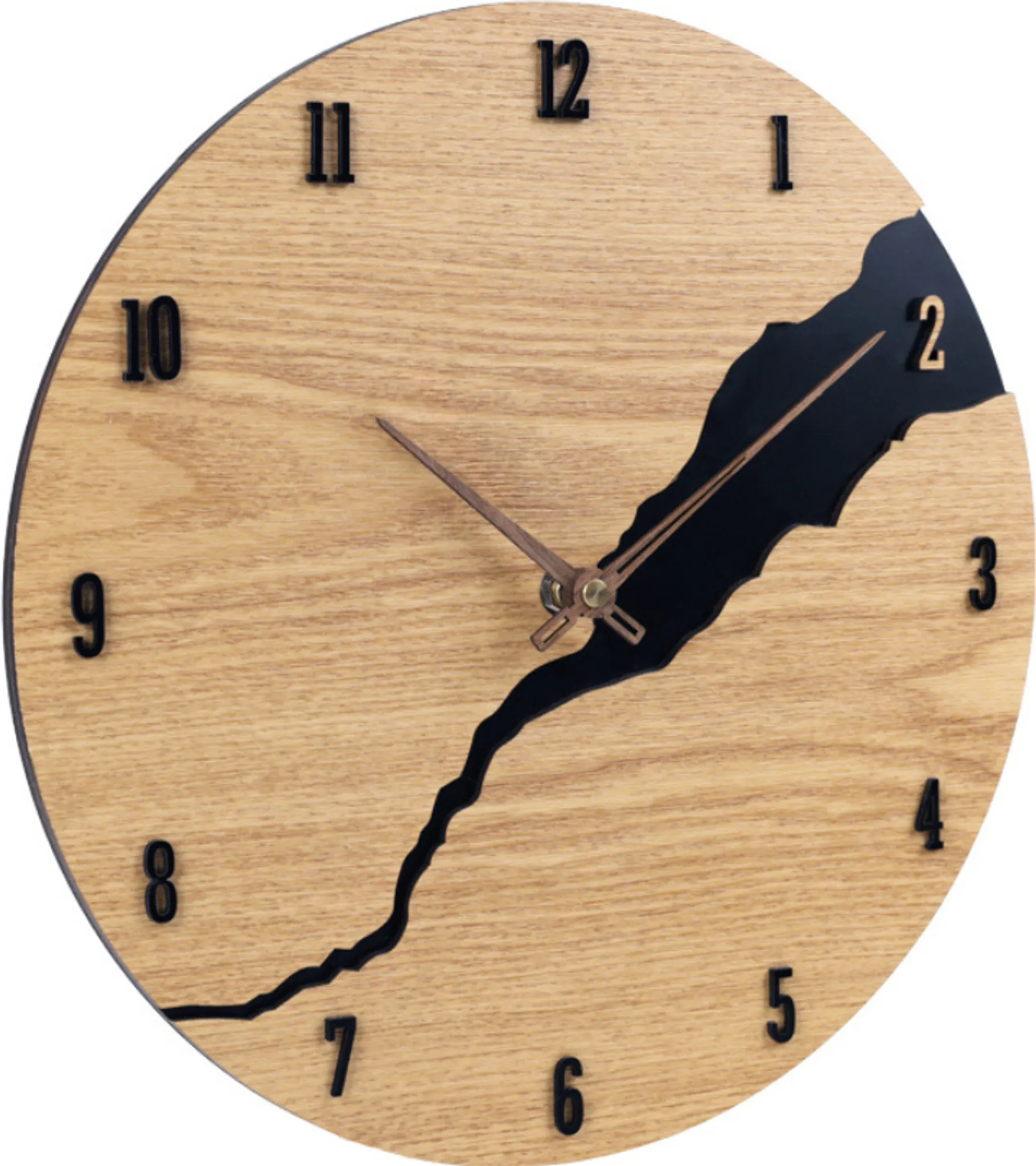 Hölzerne Wanduhr mit schwarzen Zahlen und Zeigern. Eine schwarze, unregelmäßige Form teilt das Zifferblatt.