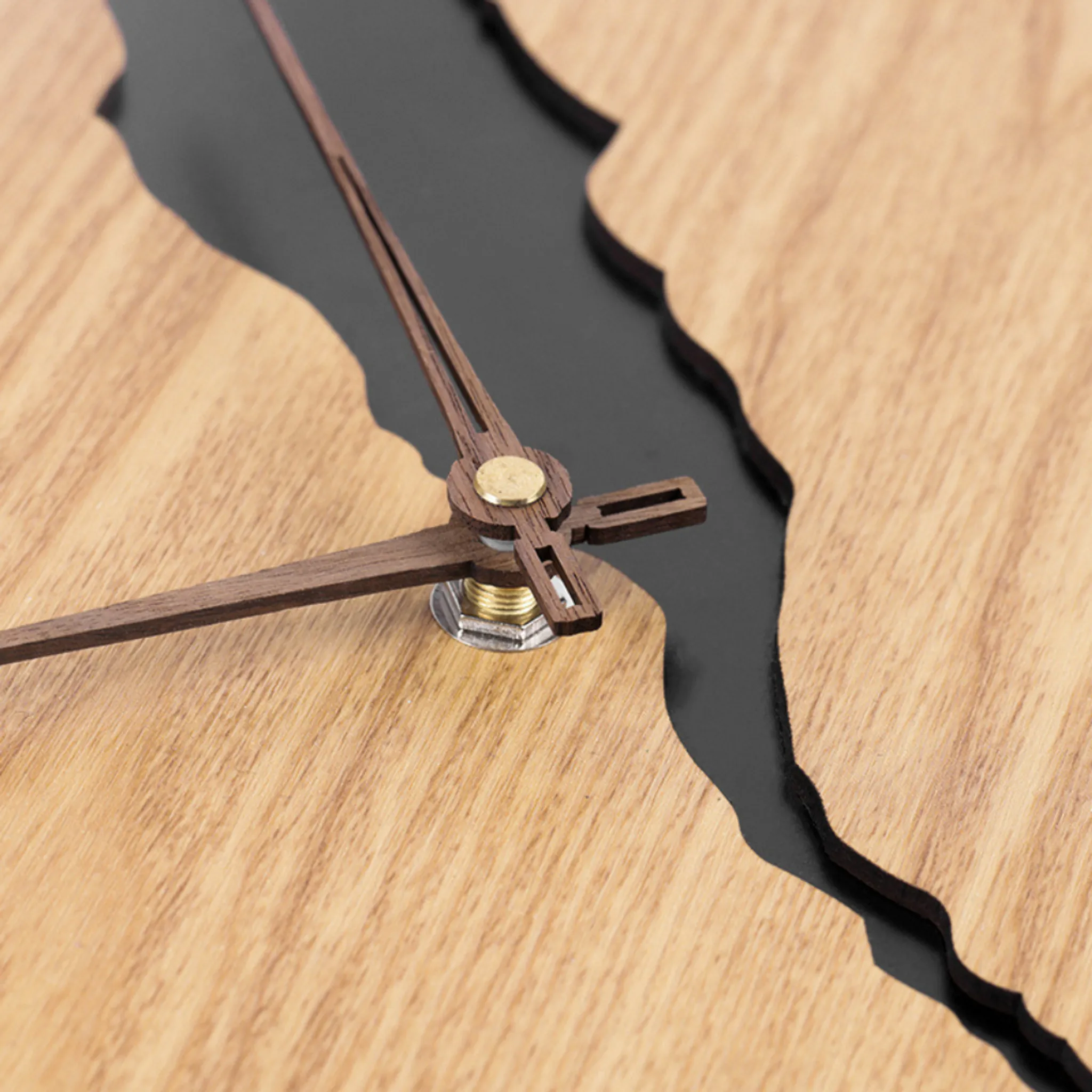Holzuhr mit braunen Zeigern und einem goldenen Mittelpunkt. Der Hintergrund ist schwarz, und die Uhr ist aus Holz.