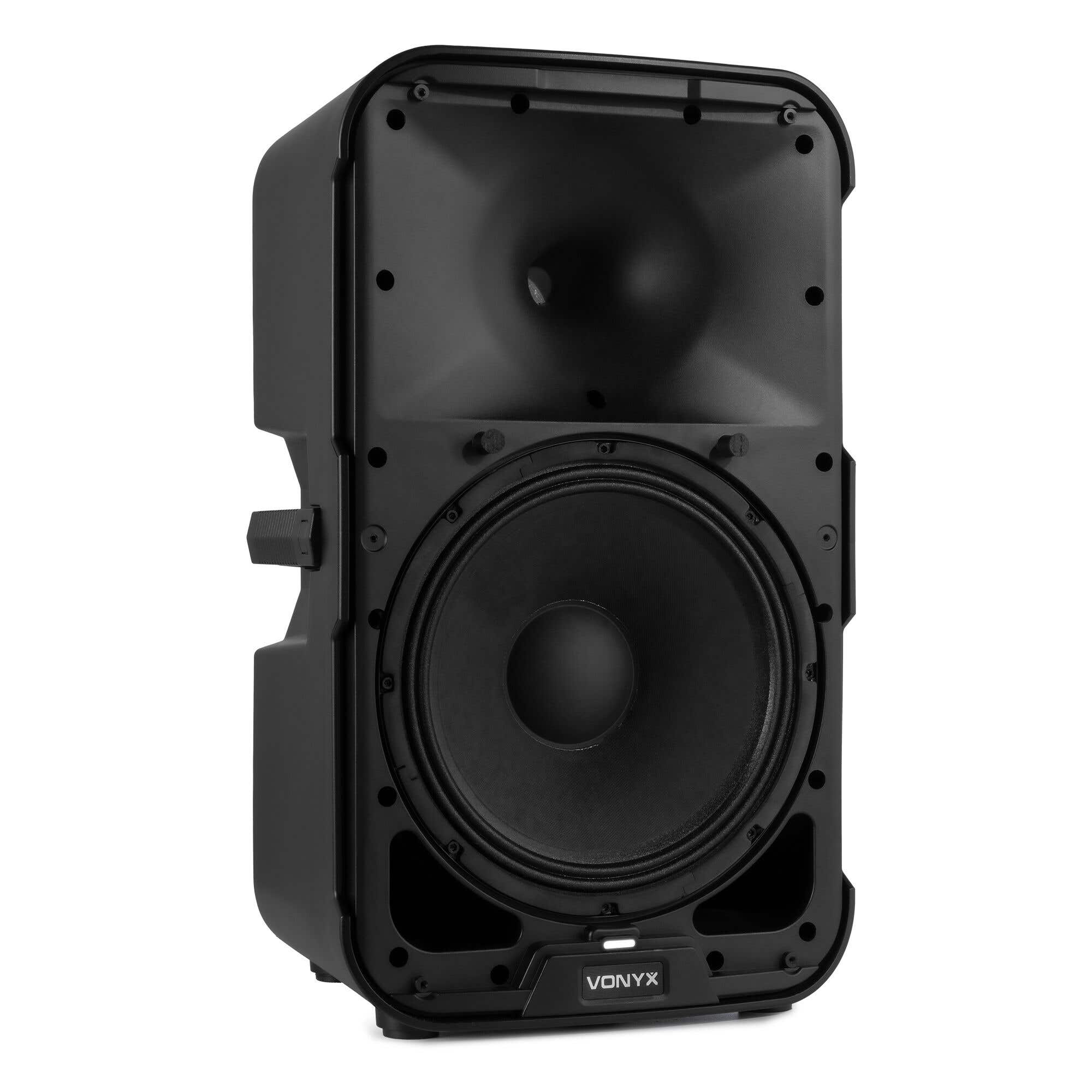 Een zwarte Vonyx PA-luidspreker. Hij heeft een grote woofer en een kleinere hoorn. De luidspreker staat op een witte achtergrond.