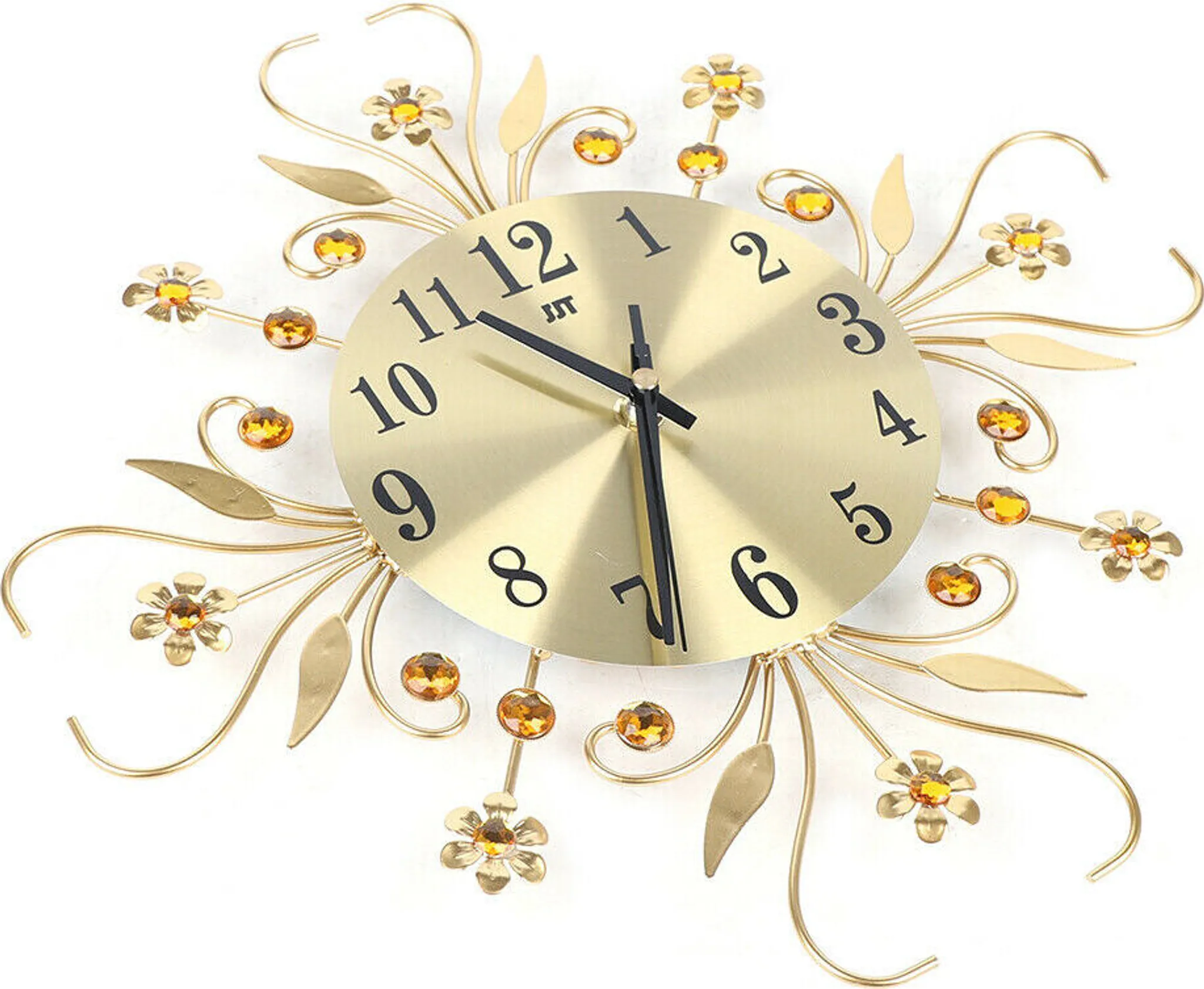 Goldene Wanduhr mit schwarzen Zahlen und Zeigern. Sie hat florale und Schmuckakzente.