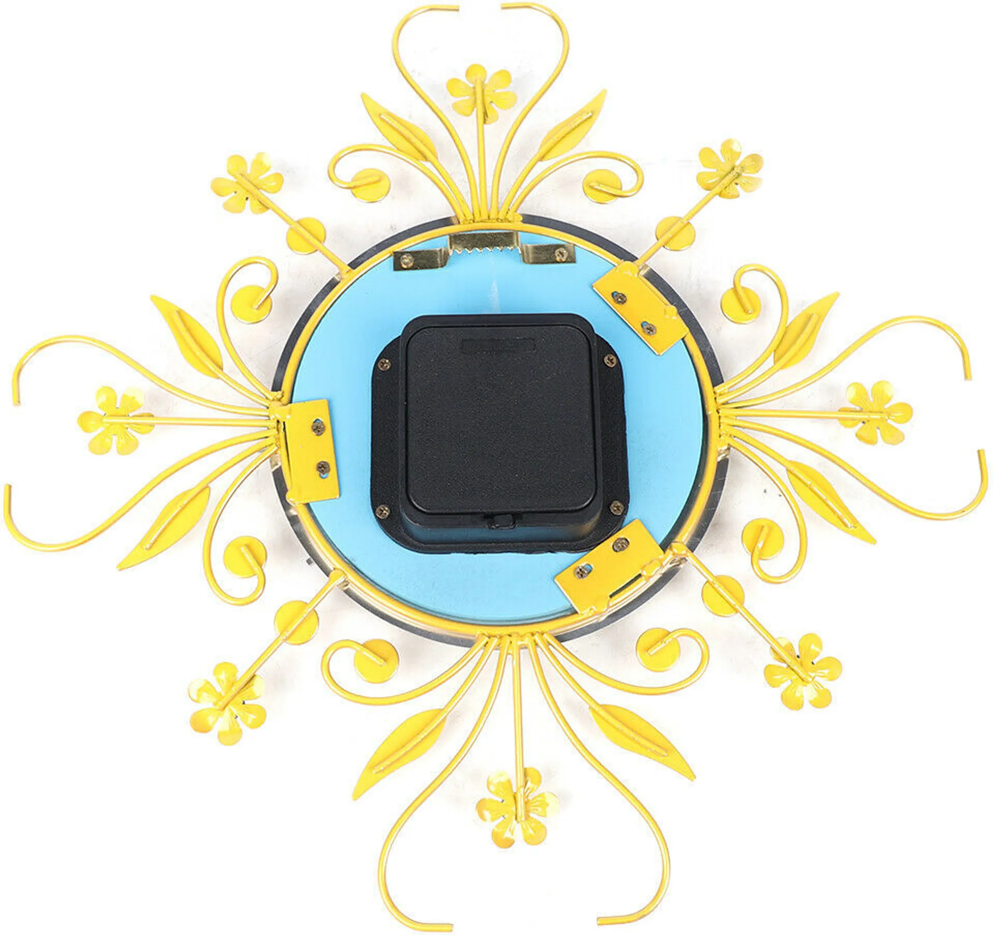 Ein gelber Metall-Uhrenrahmen mit floralem Design umgibt ein blaues Ziffernblatt. Ein schwarzer Uhrenmechanismus befindet sich in der Mitte.