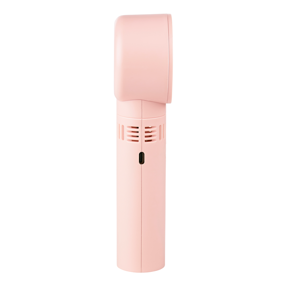 Un ventilateur à main rose est présenté sur un fond blanc. Il a un dessus arrondi et un corps cylindrique avec des fentes et un port de charge.