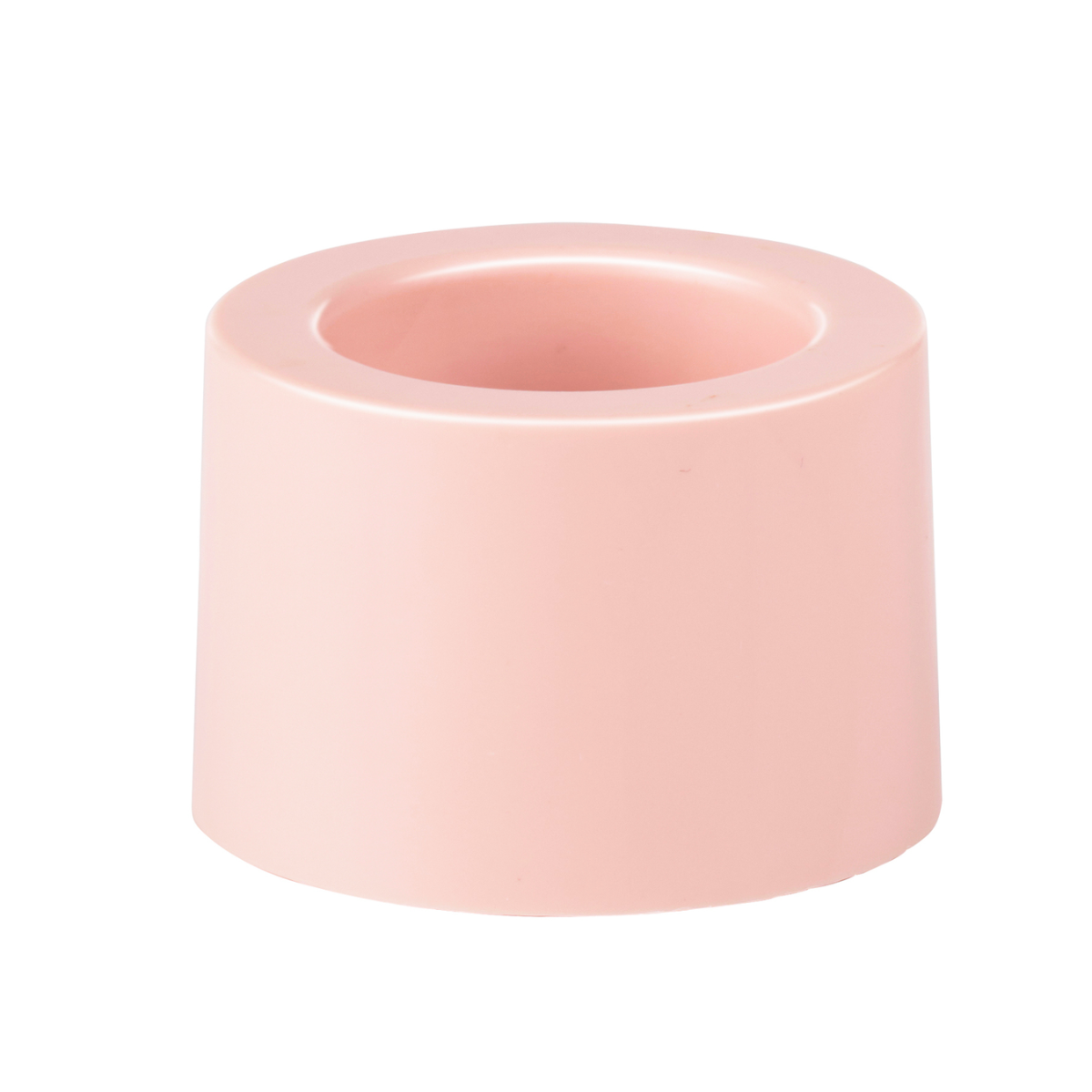 Un bougeoir cylindrique rose clair. Il a un dessus large et ouvert et une base solide et arrondie, sur fond blanc.