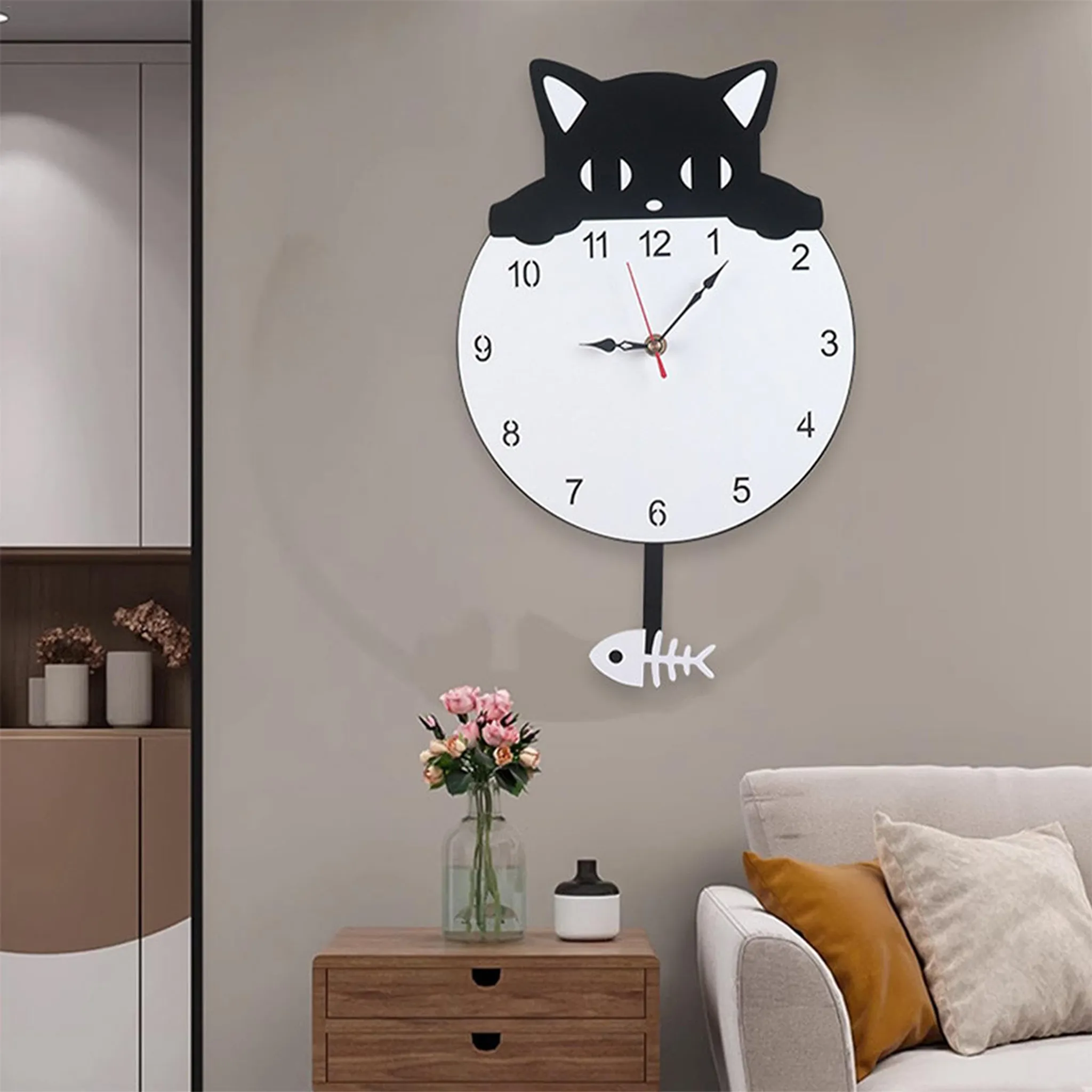 Wanduhr in Katzenform. Weißes Zifferblatt, schwarze Katzenkontur. Fischpendel. Daneben ein Tisch mit Blumen und ein Sofa.